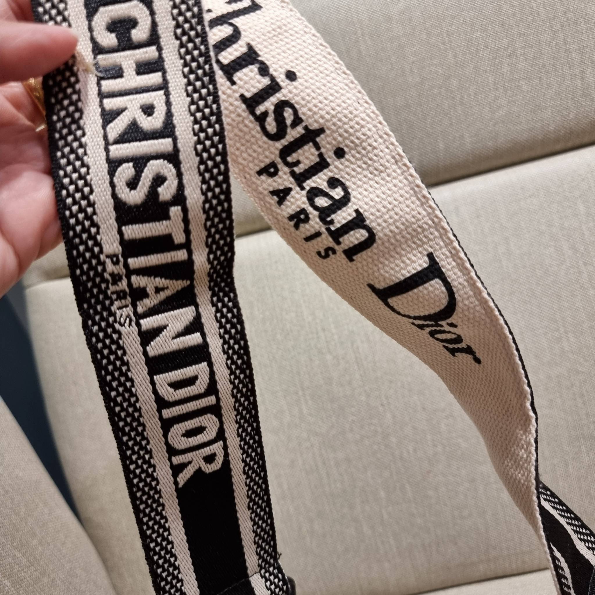 VIP CD OBLIQUE SADDLE BAG / DIOR SADDLE กระเป๋าสะพายข้าง ทรงสวยไม่ซ้ำใคร กิมมิคในตัว ดูแพง ไซส์ใหญ่ ดีไซน์ย้อนยุค เป็นเอกลักษณ์สวยทุกแบบ เปิด-ปิดด้วยกระดุมแม่เหล็กซ่อน ใช้งานง่ายมากๆ ภายในเป็นช่องโล่ง มีช่องซิป ใบสีดำเป็นหนังแท้ ใบลายเป็นผ้าแคนวาส ดูดี ดู