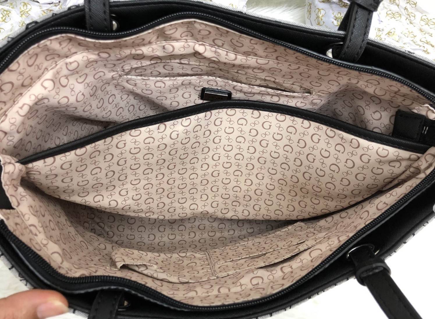 New !!! GUESS HANDBAG SHOULDER BAG พร้อมส่ง สินค้าเข้าใหม่ค่ะ!!!กระเป๋าถือและสะพายไหล่ วัสดุผ้าปักลาย G ทั้งใบค่ะ ด้านหน้าติดโลโก้แบรนด์หรู พร้อมห้อยพวงหนังยาวลงมาบอกเลยสวยมากๆค่ะเปิดปิดกระเป๋าแบบซิป กระเป๋าซับในลายแบรนด์ ภายในกระเป๋าแบ่งเป็นสองช่องใหญ่ใส