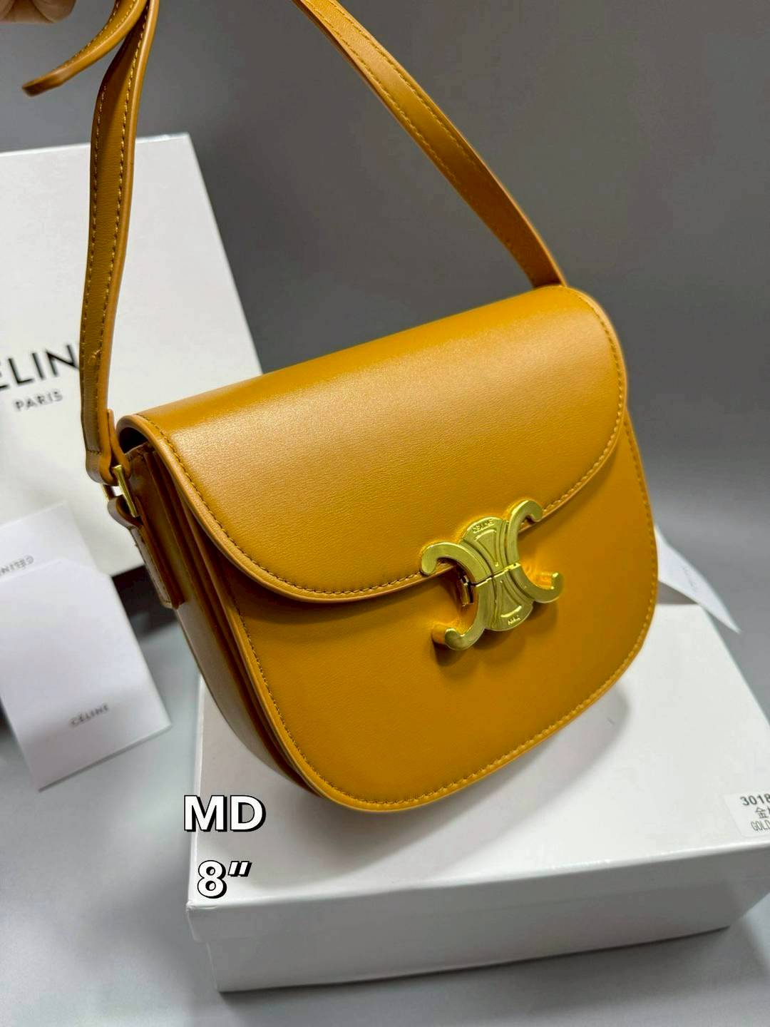 CELINE Besace Clea in Shiny กระเป๋าสะพายทรงสวย โค้งมนอยู่ทรงพร้อมโลโก้หน้าสีทองสวยหรู Best item ดีไซน์เรียบหรูดูแพง ฮิตสุดในเกาหลี ใช้ได้ทั้งชายหญิง