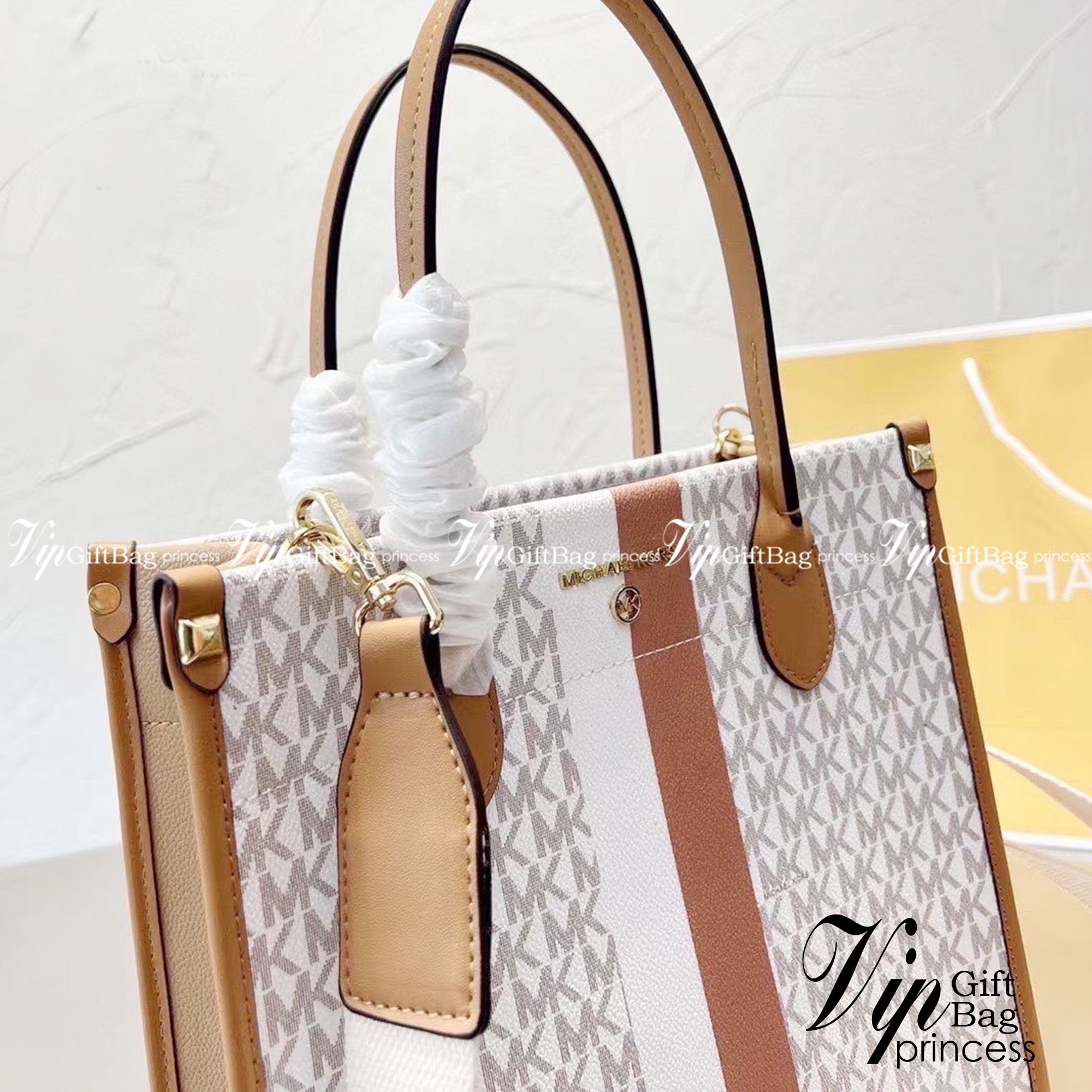 Michael Kors Heidi Tote / Michael Kors Bolsa tote Heidi monogram / MK Tote กระเป๋าสะพายทรง tote มาใหม่ MK หนังพิมพ์ลายแบรนด์ ภายในโล่งกว้าง จุของได้เยอะมาก อะไหล่ปั้มทุกจุด แมทง่ายได้ทุกลุค ภาพถ่ายจากงานขายจริง ใช้งานต่างประเทศได้