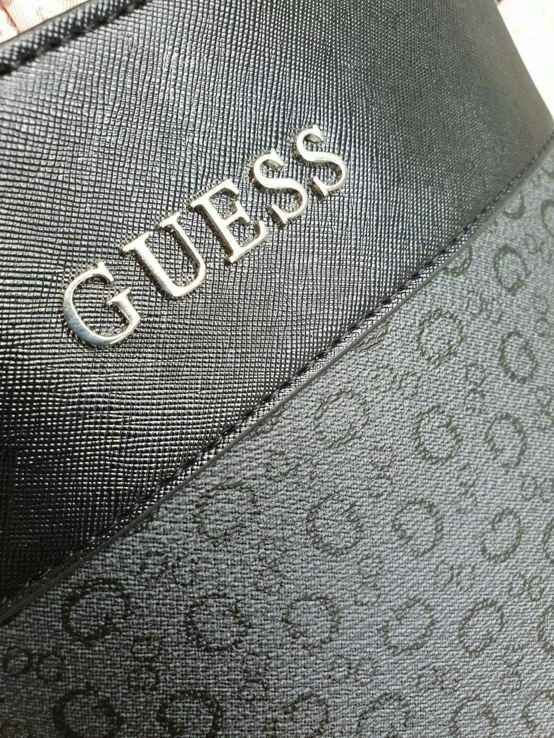 3สี Guess Bucket Bag กระเป๋ารุ่นใหม่ล่าสุด อวดไอเทมแสนเก๋กับกระเป๋าทรงถังสุดน่ารัก พิมพ์ลายรอบใบ วัสดุ Saffiano PU คุณภาพดี นิ่ม น้ำหนักเบา ด้านหน้าประดับด้วยโลโก้แบรนด์สวยโดดเด่น เปิดปิดด้วยเชือกหนังใช้หูรูดปลายเชือกประดับอะไหล่เงินสะดวกใช้ ด้านในโล่งกว้