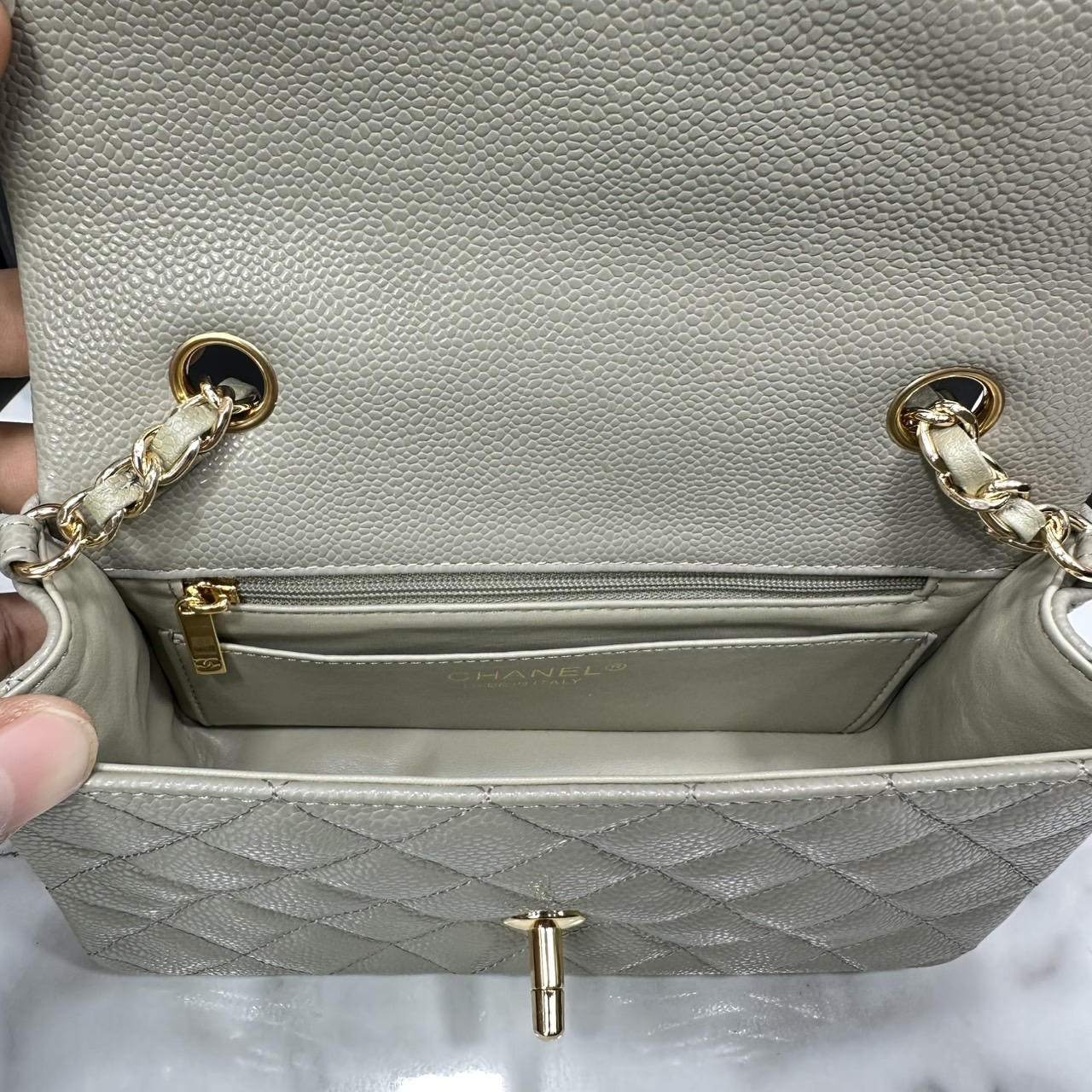 ORI หนังแท้ | CHANEL Classic 20cm shoulder bag กระเป๋าสะพายรุ่นยอดนิยม หรูหราระดับตำนาน สวยงามเหนือกาลเวลา