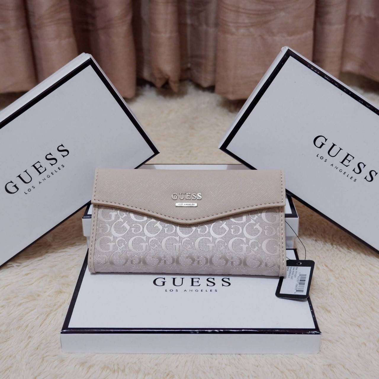 GUESS FACTORY WOMEN'S WALLET กระเป๋าสตางค์ใบยาว3พับดีไซน์สวยรุ่นใหม่ล่าสุดวัสดุหนังนิ่ม ปั๊มลายคมชัด ด้านหน้าประดับโลโก้แบรนด์สวย เปิดปิดด้วยฝาบนเปิด/ปิด ภายในมีทั้งช่องใส่รูป ช่องใส่ธนบัตร แบงก์พัน และช่องใส่บัตรหลายช่องแยกเป็นสัดส่วน ภาพถ่ายจากสินค