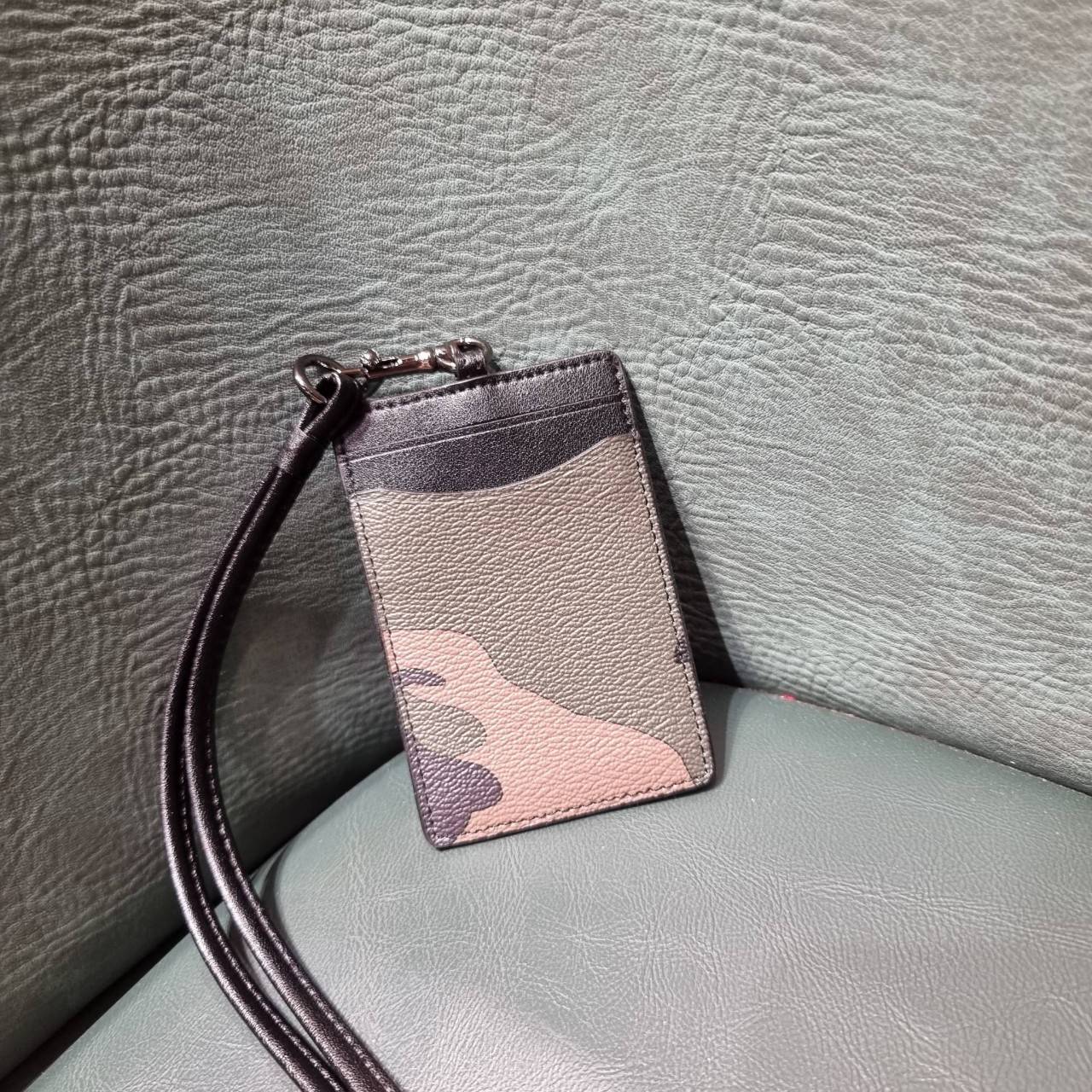 COACH C3305 ID LANYARD IN COLORBLOCK SIGNATURE CANVAS ง่ายๆแบบไม่ธรรมดา!! คลาสสิคแต่มีดีเทลโดดเด่น!! กระเป๋าถนอมบัตร พร้อมสายคล้องคอ ดีไซน์ลวดลายสวย ดูดีทุกแบบ ใช้งานง่าย พกพาสะดวก จะใส่บัตรพนักงาน บัตรเครดิต บัตรปชช. ใบขับขี่ และบัตรอื่นๆที่อยากจะใส่!! ต