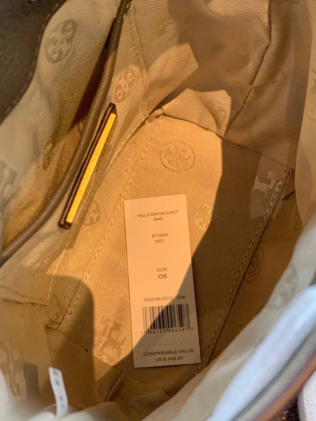 น้องสวยเกินเบอร์ คุณภาพแน่น จำนวนจำกัด! TORY BURCH MINI WILLA BUCKET BAG พร้อมส่งที่ไทย แนะนำต้องมีค่า กระเป๋าทรงจนมจีบ หนังแกะแท้((หนังแกะจะมีคุณภาพดีและแพงกว่าหนังวัวนะคะ)) ลายหนังสวย เดินด้ายลายนวม สัมผัสแล้วสาวๆหลงรักแน่นอนค่าา