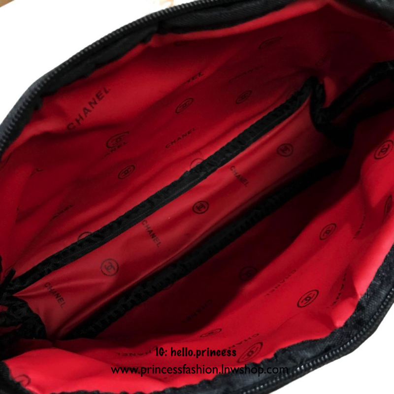 SET2pcs Chanel Cosmetic Cluth Bag With Chain (GWP) กระเป๋าถือหรือสะพาย VIP. gift แท้จาก Chanel Cosmetic Counter วัสดุหนังแก้วสีดำ ตัดโลโก้แบรนด์ขนวูฟสีดำ สวยหรู น้ำหนักเบา เปิดปิดด้วยซิปรอบสะดวก หัวซิปแบรนด์ ใส่ wallet ยาว, เครื่องสำอาง ของใช้จุกจิกได้เยอ