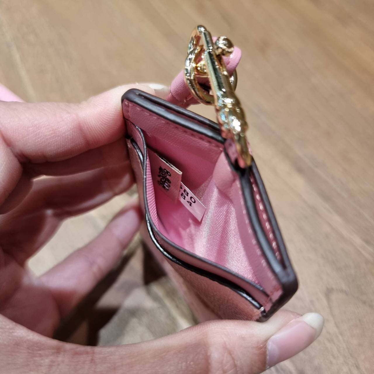 COACH C3305 ID LANYARD IN COLORBLOCK SIGNATURE CANVAS ง่ายๆแบบไม่ธรรมดา!! คลาสสิคแต่มีดีเทลโดดเด่น!! กระเป๋าถนอมบัตร พร้อมสายคล้องคอ ดีไซน์ลวดลายสวย ดูดีทุกแบบ ใช้งานง่าย พกพาสะดวก จะใส่บัตรพนักงาน บัตรเครดิต บัตรปชช. ใบขับขี่ และบัตรอื่นๆที่อยากจะใส่!! ต