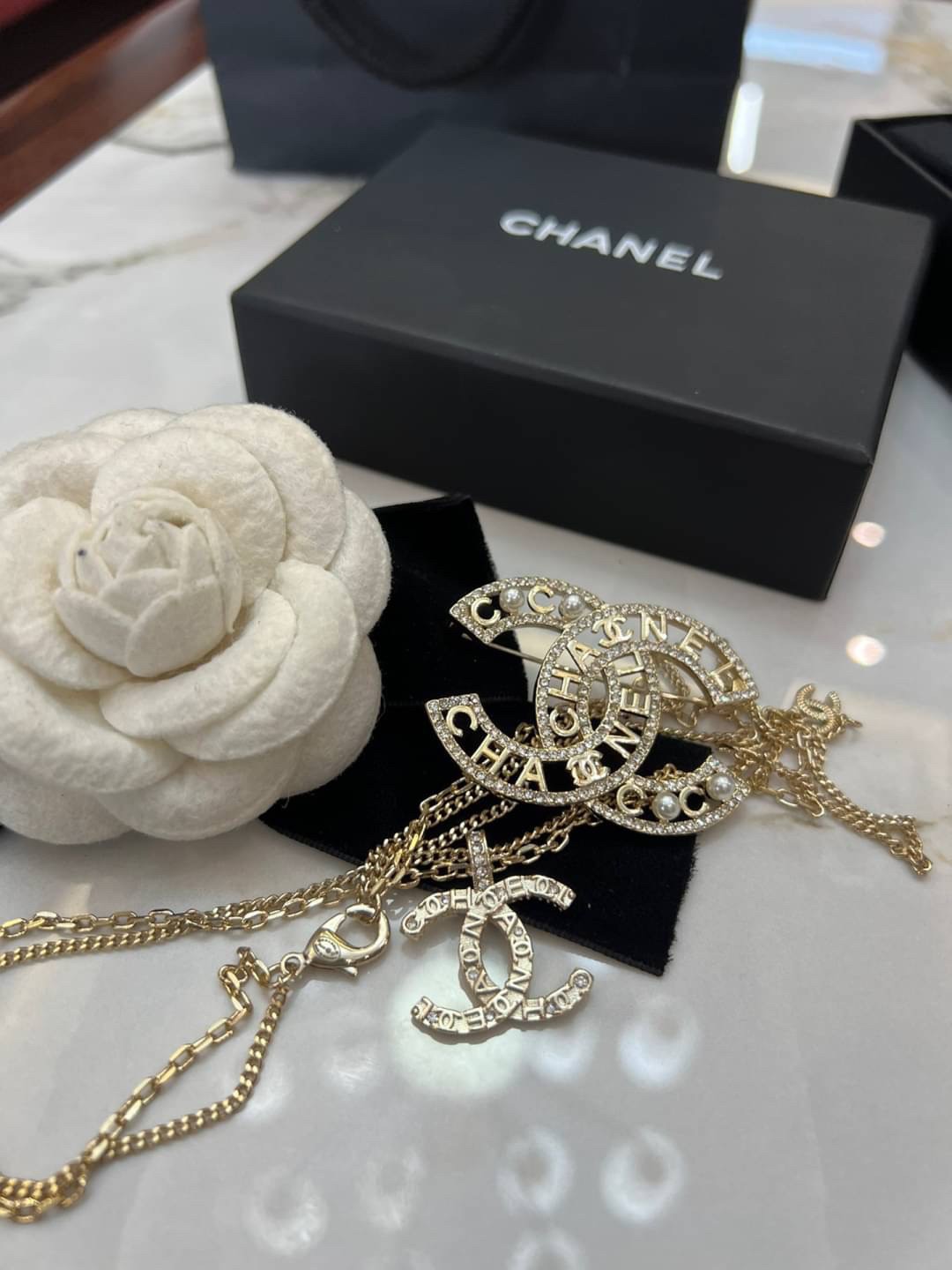 พร้อมส่ง ซื้อ1ได้ถึง2ชิ้น ในเซ็ตเดียว CHANEL JEWELRY SET / Chanel brooch / Chanel necklace ชุดเครื่องประดับครบชุดสุดอลังการ