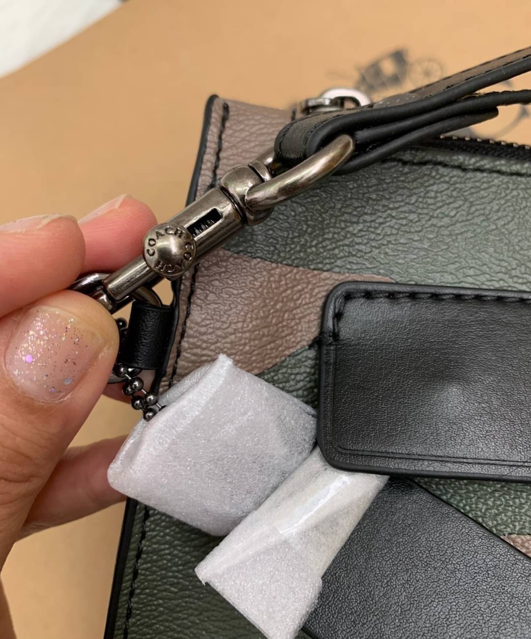 COACH CARRYALL POUCH WITH CAMO PRINT ((29127)) พร้อมส่งค่ะ! กระเป๋าคล้องมือแบบคลัท หนังแท้ หนังนิ่มลายทหารสวยค่ะ;สารมารถใส่ i pad;Tablet (บางรุ่น) ได้ค่ะ; มีช่องเล็กใส่ของจุกจิกสิงช่อง;ซิปซ่อนด้านหน้าหนึ่งช่อง พร้อมสายคล้องมือถอดออกได้หนึ่งสาย