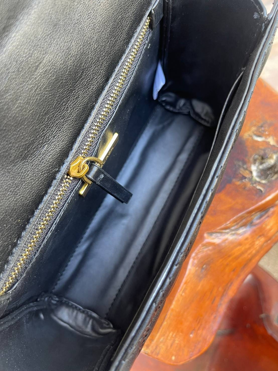 TORY BURCH Fleming Convertible Shoulder Bag ดีไซน์น่ารัก ดูแพงไม่เป็นรองใคร ใช้ได้ทั้งทั่วไปและออกงาน สาว ๆ คนไหนที่กำลังมองหากระเป๋าสะพายไหล่น่ารัก ๆ สักใบที่มีดีไซน์โดดเด่น สะดุดตาล่ะก็ไม่ควรพลาดกับ Collection นี้เลยค่ะ เพราะ Fleming นั้นเป็นรุ่นที่เรีย