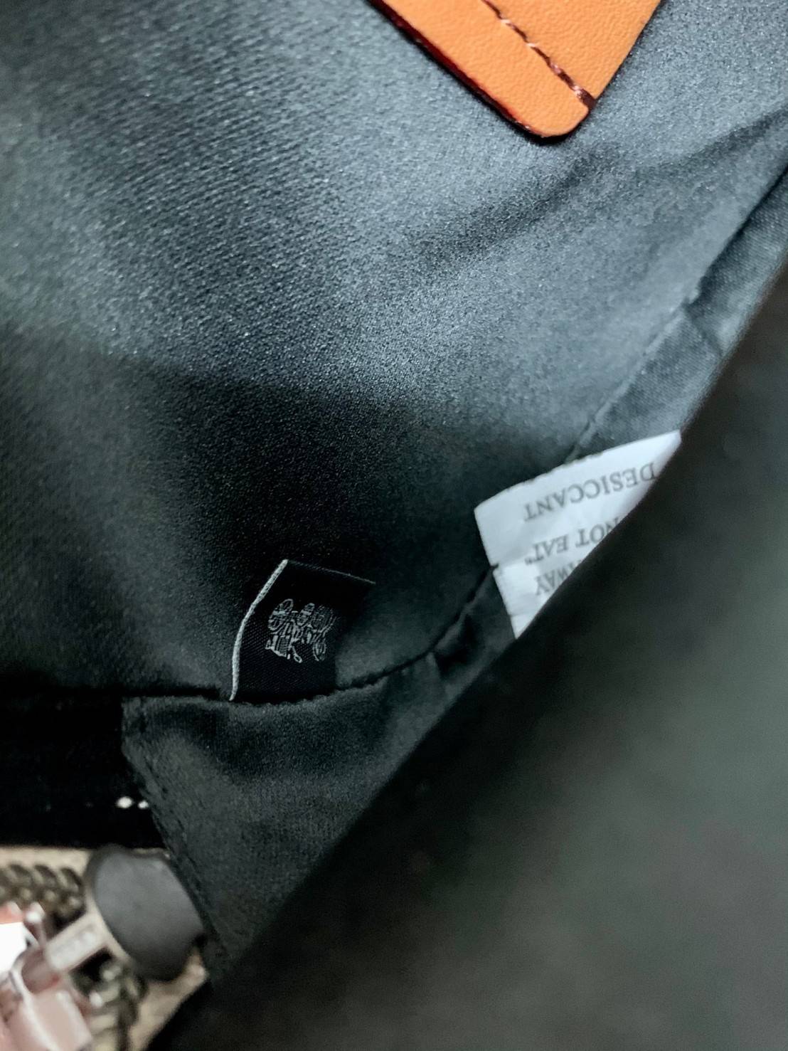 COACH CHARTER CROSS BODY IN SIANATURE JACQUARD((C3780)) 💋พร้อมส่ง สินค้าออกใหม่ ไม่มียังไงไหว!! ✔️กระเป๋าสะพายครอสบอดี้ร์ หรือสามารถสอดมือตรงหนังด้านหน้าถือแบบเก๋ๆได้ด้วยค่าา วัสดุJacquardทอบายแบรนด์อย่างดี ผสมหนังแท้ ได้ลงตัวสวยงาม น่าใช้