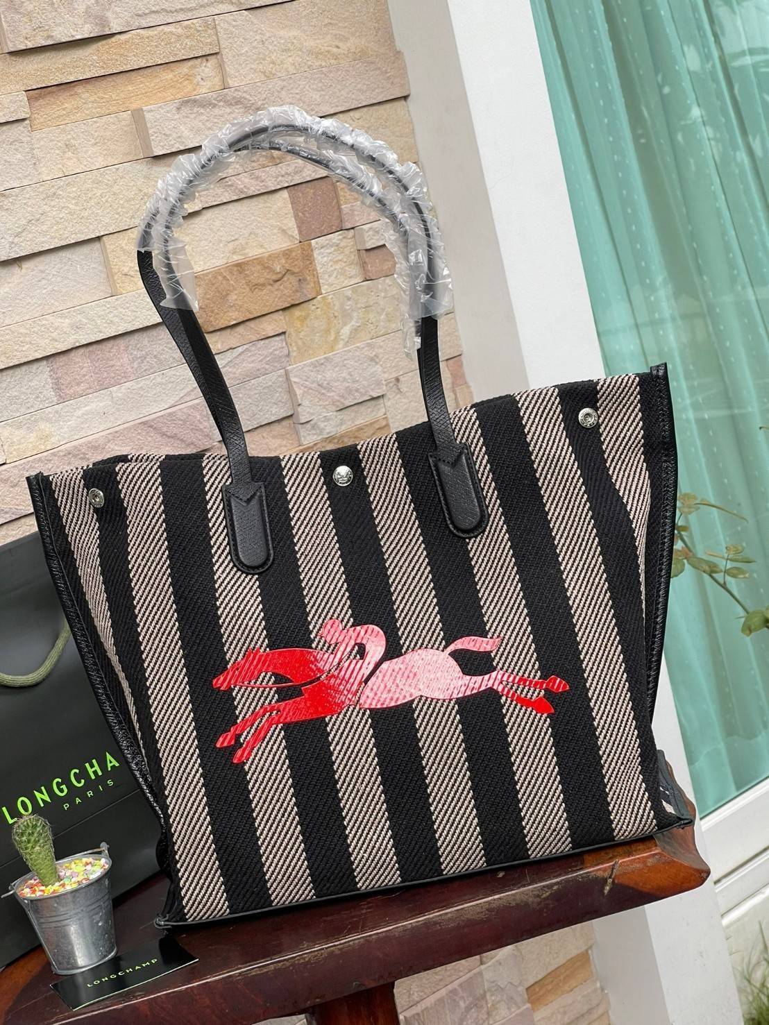 Longchamp Essential Stripes shoulder bag อีกหนึ่งคอลเลคชั่นสำหรับใครที่ต้องการกระเป๋าแบบใช้งานได้ในหลาย ๆ โอกาส การเลือกกระเป๋าขนาดเล็กย่อมไม่สะดวกและไม่ครอบคลุมต่อการใช้สอยอย่างแน่นอน Longchamp รุ่นนี้สามารถตอบโจทย์ ในการใช้งานที่หลากหลายขึ้น เพราะบางครั