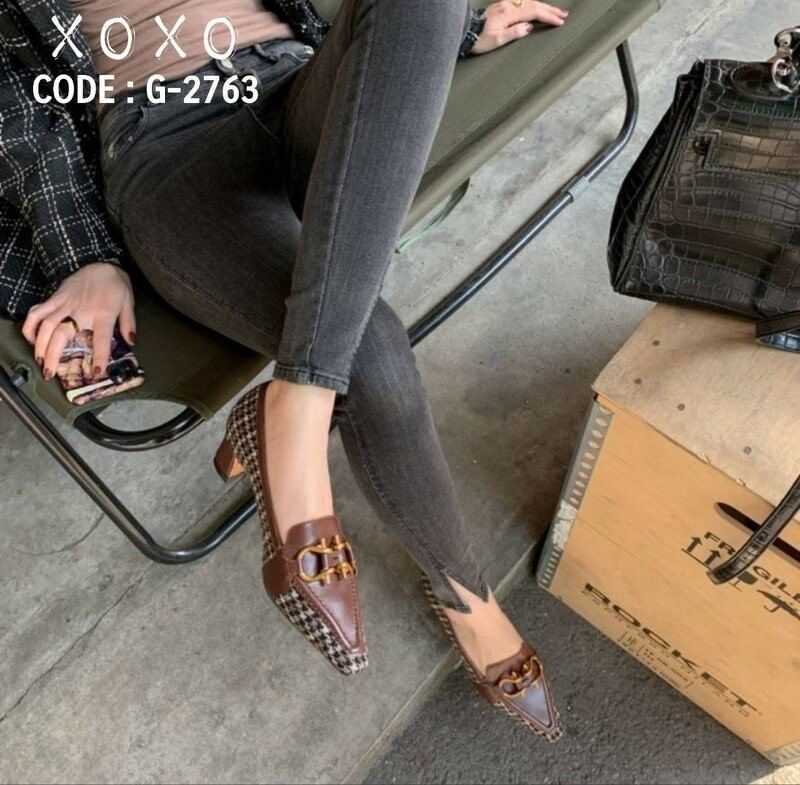 คัชชูหน้าวี ห้วแหลม ทรงเทย์ วัสดุผ้าทวีส ด้านหน้าติดอะไหล่ตะขอเกี่ยวสีทอง สวยงาม แมทส์ชุดง่าย น้ำหนักเบา มีส้นเล็กน้อย กำลังใส่สบาย