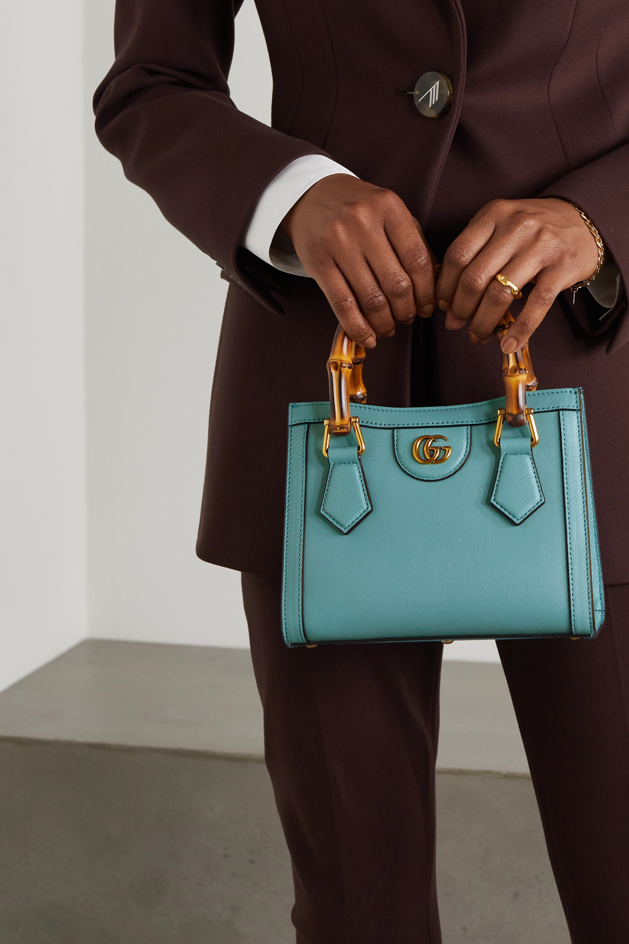 VIP GIFT 】หนังแท้ GUCCI Diana mini tote bag กระเป๋างานหูไม้ไผ่สุดคลาสสิก ดีไซน์มาใหม่พร้อมเข็ดขัดหนังสีสะท้อนแสงประดับตรงหูกระเป๋า ขนาดมินิกำลังน่ารักเลยค่ะ วัสดุหนังแท้ อะไหล่ทอง งานสวยตั้งอยู่ทรง มีสายสะพายยาว 1เส้น สามารถปรับระดับได้-ถอดได้ งานเก๋ไก๋ที