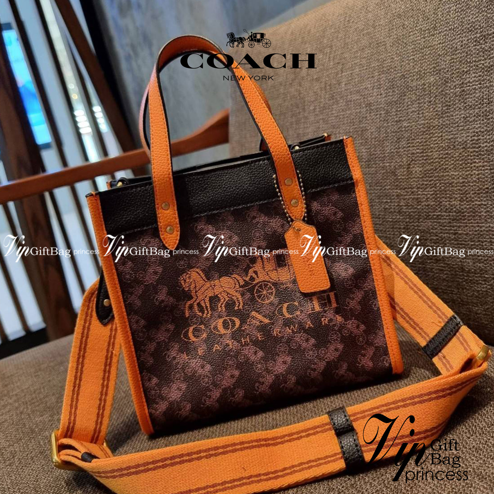 COACH C8456 FIELD TOTE 22 WITH HORSE AND CARRIAGE PRINT AND CARRIAGE BADGE คอลเลคชั่นสุดคลาสสิค ต้อนรับซัมเมอร์ ทั้งสดใสและร้อนแรง สวยหรูดูแพงในไอเท็มเดียว กระเป๋าทรงโท้ท ไซส์กำลังสวย น่ารักน่าใช้ ฟังก์ชั่นการใช้งานสะดวกที่สุด มีทั้งสายคล้องแขนในตัว และสา