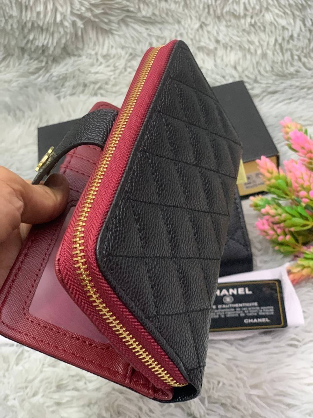 Chanel WALLET 3 ขนาดพร้อมส่ง กระเป๋าสตางค์อเนกประสงค์ หนังคาเวียร์ลายตารางสวยอยู่ทรงอะไหล่ทองหัวซิปปั้มโลโก้ด้านหน้ามีโลโก้สวยเรียบหรูภายในมีช่องซิป , ช่องใส่บัตรหลายช่อง ใส่เหรียญ ใส่บัตรได้เยอะ ตัวจริงสวยน่าใช้มาก เป็นรุ่นที่ขายดีตลอดกาลคลาสสิคไม่มีเอ้า