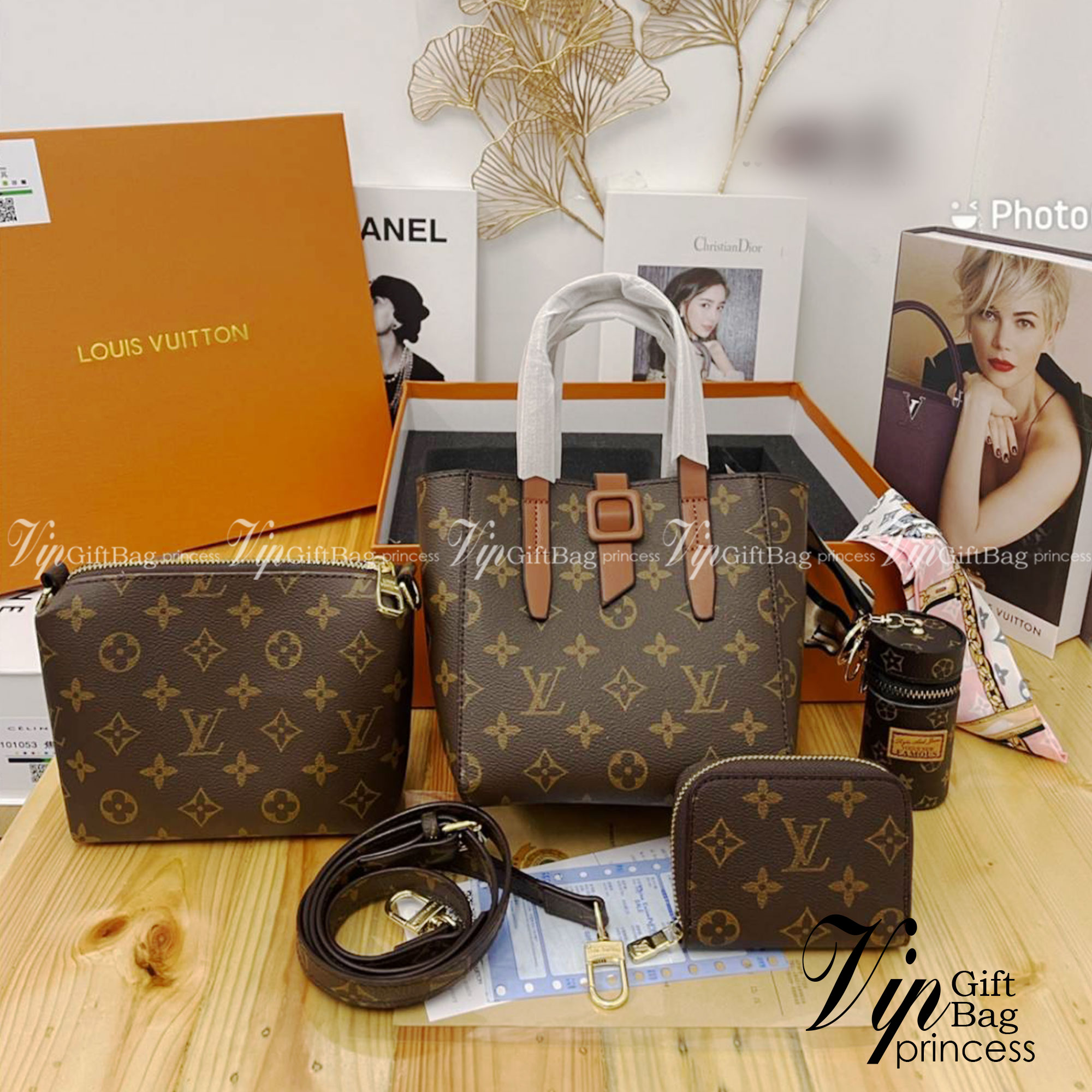 LV MINI TOTE BAG box set 5 in 1 จัดเลยค่า ชุดกระเป๋าเซ็ท4ใบ จัดเป็นพร้อมกล่องผ้าพันสวยหรูให้เป็นของขวัญคนรับถูกใจแน่นอนจ้า ทรงสวยใช้งานง่าย มีราคาดีมากค่า ขนาดกำลังดีเลยค่า ถือก็หรู สะพายก็เริสค่า box set ชวนสะสม