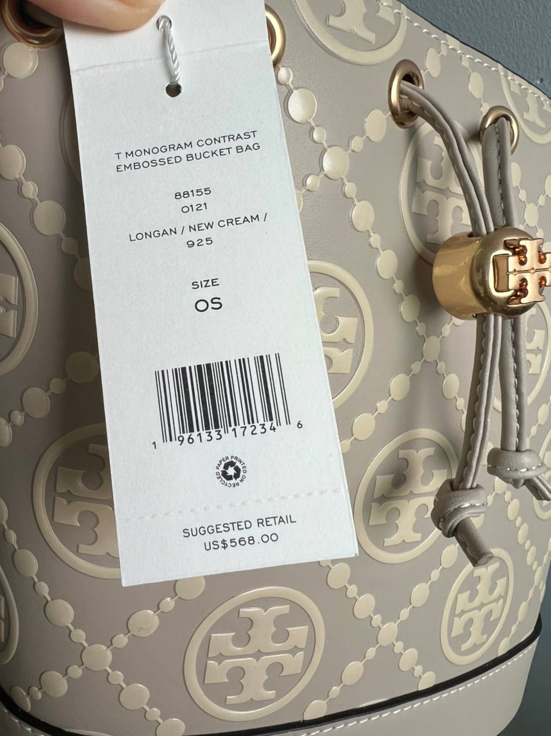 Medium : Tory Burch T Monogram Embossed Bucket Bag กระเป๋าถือหรือสะพายไหล่ ประดับด้วยลวดลายอันเป็นสัญลักษณ์ของแบรนด์ ถูกประดิษขึ้นด้วยความพิถีพิถันวัสดุหนังอย่างดี ด้านในบุด้วยหนังไมโครซูแอคเนื้อนุ่มทำความสะอาดง่าย กระเป๋าผ่าหลังด้านนอก1ช่อง ด้านใน 1ช่อง 