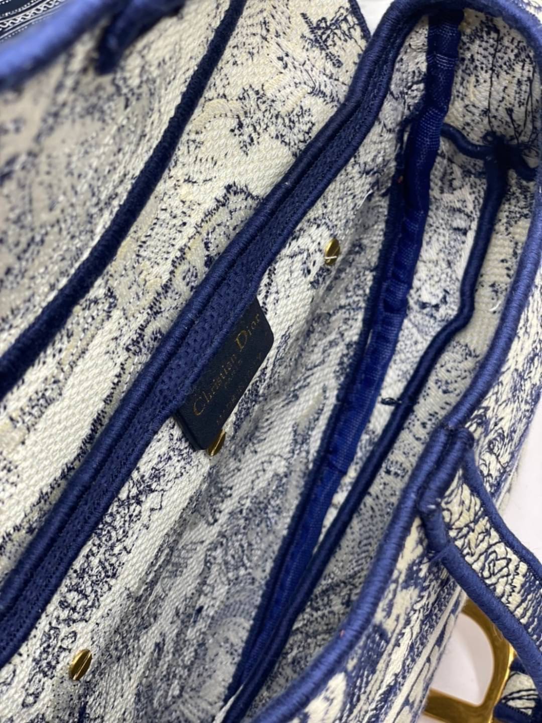 หนังแท้ DIOR SADDLE BAG Toile de Jouy Embroidery กระเป๋ารุ่นยอดนิยมตามแบบฉบับแบรนด์ พร้อมส่งที่ไทย เกรดออริจินอลหนังแท้ ภาพสินค้าถ่ายจากงานขายจริง ใช้งานต่างประเทศได้ค่ะ