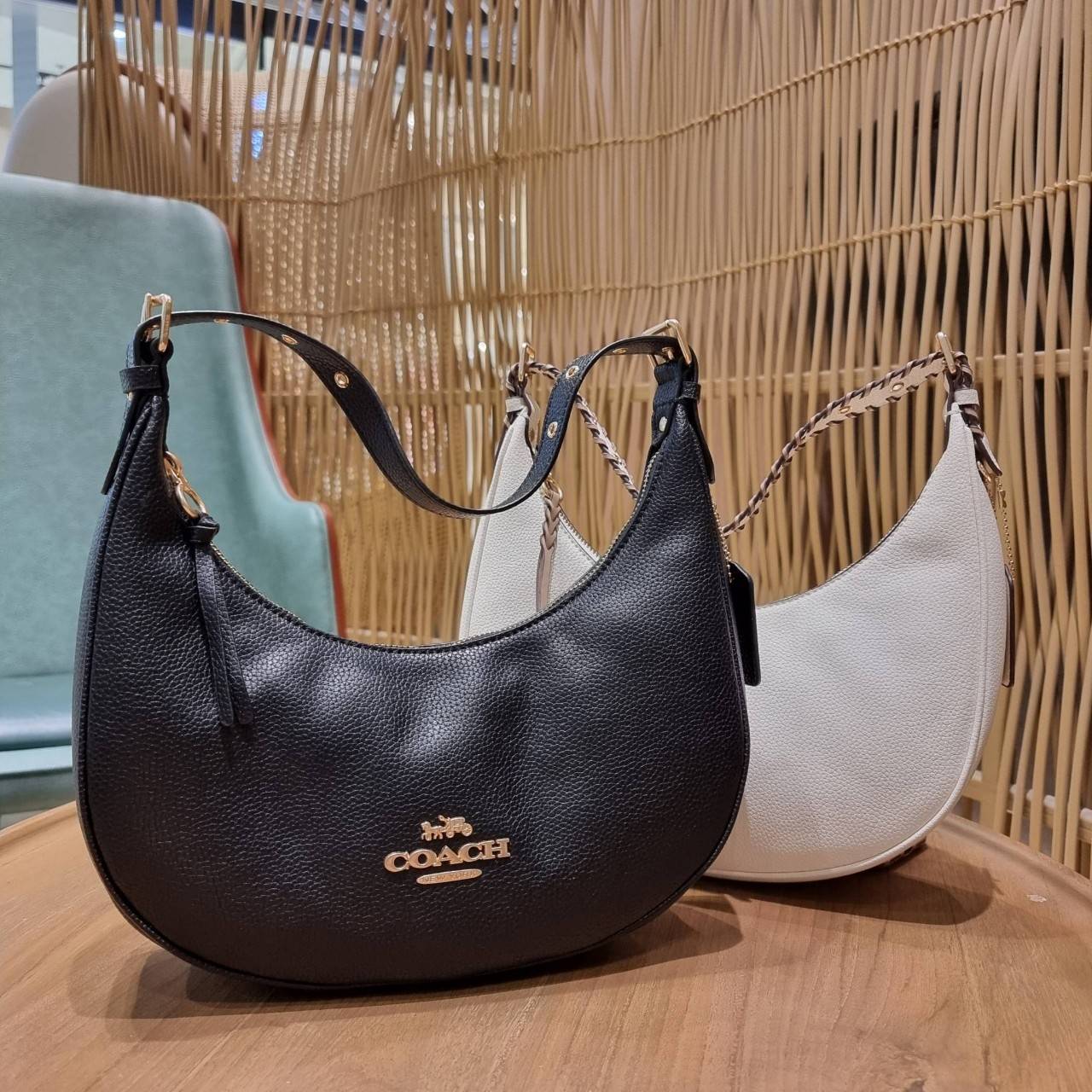 COACH C4108 BAILEY HOBO WITH WHIPSTITCH BEST SELLER ต้องมา!! กระเป๋าทรงโฮโบ ดีไซน์หรูหรา แมชท์ง่ายกับทุกไลฟ์สไตล์ วัสดุหนัง pepble หนังนิ่มสวย เปิด-ปิดด้วยซิปรูดใช้งานง่าย ภายในโล่งกว้าง สายคล้องสะพายไหล่ มีดีเทลน่ารักน่าใช้ ใช้งานสะดวกและง่ายต่อการใช้ชีว