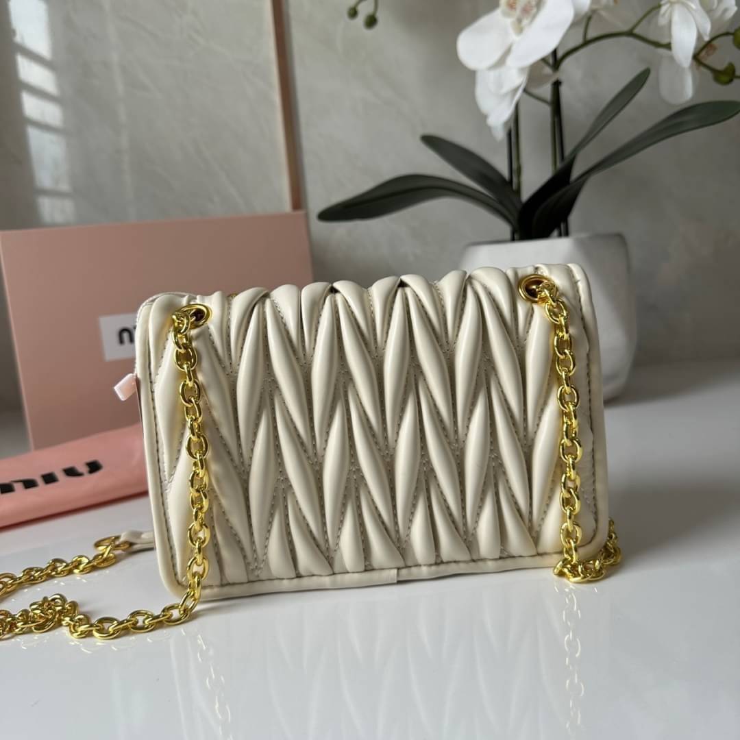 Miu Miu Matelassé Nappa Leather Mini Bag / Miu Miu Woman’S Bag Chain Mini bag กระเป๋ามินิรูปทรงสี่เหลี่ยมวัสดุหนังNappa มีความนุ่มมือและเงางาม
