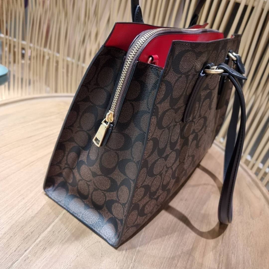 COACH C4075 TATUM CARRYALL IN SIGNATURE CANVAS คอลเลคชั่นใหม่ล่าสุด จัดมาให้ได้สวยก่อนใคร สวยหรูทุกสี!! ลุคผู้ดีต้องมาอีกหนึ่ง กระเป๋าสะพายทรงสวย ที่มาพร้อมสายสะพายไหล่ในตัว และสายครอสบอดี้สำหรับสะพายข้าง วัสดุหนัง crossgrain สวยคมมากๆ ตัวกระเป๋าถูกแบ่งเป