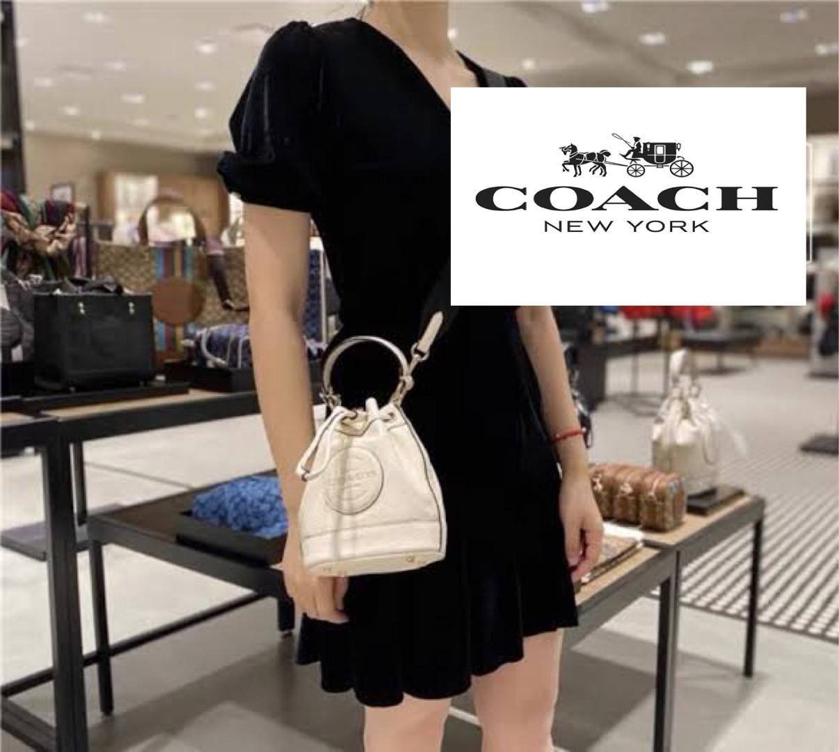 COACH DEMPSEY BUCKET BAG 15 WITH COACH PATCH AND HEART CHARM สวยงามด้วยดีไซน์ทรงตะกร้าแบบมินิมอลแสนน่ารัก ดีเทลสะดุดตา รูปทรงจดจำง่าย ถือแบบชิคๆ หรือยิ่งไปกว่านั้น สายสะพายของกระเป๋าก็สามารถถอดออกเพื่อเปลี่ยนรูปแบบการสะพายได้ทั้งแบบสะพายไหล่และสะพายคาดลำต