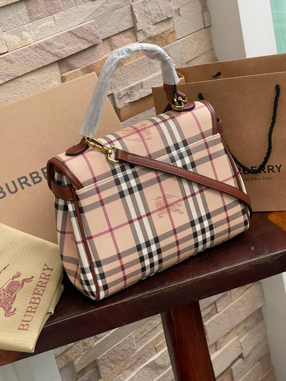 Burberry london kelly bag vintage with strap Gift Bag เป็นขนาดที่พอเหมาะกับการใช้ในชีวิตประจำวัน รูปทรงคลาสสิกที่ไม่ทิ้งในเรื่องของคุณสมบัติการใช้งานลวดลาย Vintage Check ที่ถือว่าเป็นสัญลักษณ์อันเก่าแก่ของแบรนด์ เสริมทุกสไตล์การแต่งตัวได้แบบไม่มีตกยุค พร้