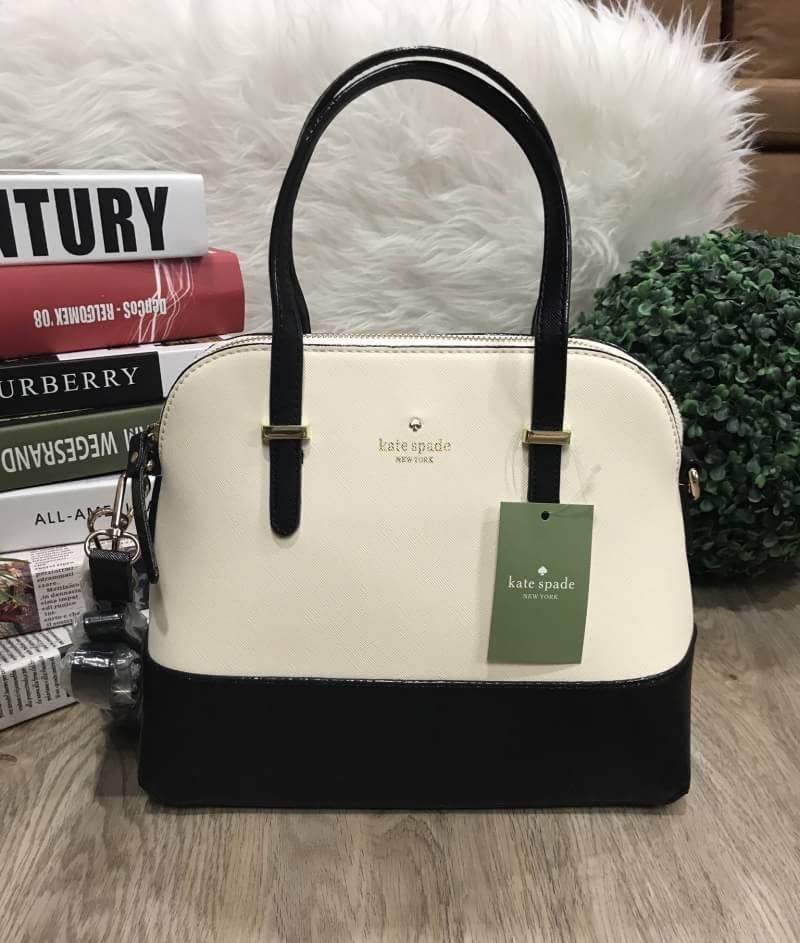 Kate Spade New York Cedar Street Maise CrossBody Bag กระเป๋าถือหรือสะพาย หนังลาย Saffiano สีทูโทนดำขาว สวยอยู่ทรงอด้านหน้าประดับ logo brand เปิดปิดด้วยซิป ภายในมีช่องซิป และช่องเล็ก ใส่กระเป๋าสตางค์ใบยาว ของใช้ ได้เยอะ มีหมุดรองฐานกันรอยสี่มุม มาพร้อมสายส