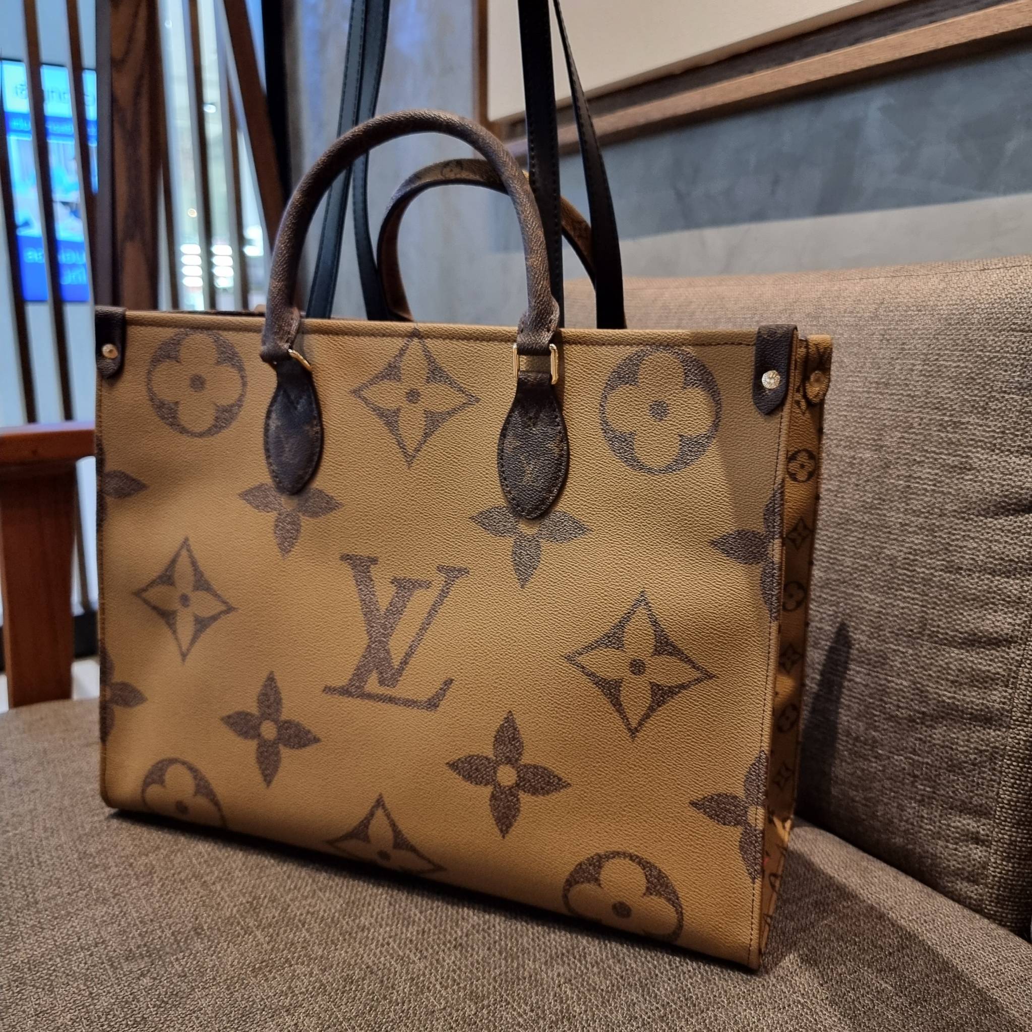 LV crossbody tote bag 10" 16" สเปเชี่ยล gift box set ในราคาที่แสนดี น่าคบหา!! สุดคุ้มและสวยที่สุดยันกล่อง!! ได้ไปยังไงต้องร้องว้าว!! กระเป๋าทรงโท้ทที่สาวๆตามหา ดีไซน์คลาสสิค ผู้ดี หรูหรา โทนสีใช้งานง่าย ได้ทุกลุค ทุกสไตล์ วัสดุหนังแคนวาสคุณภาพ ม