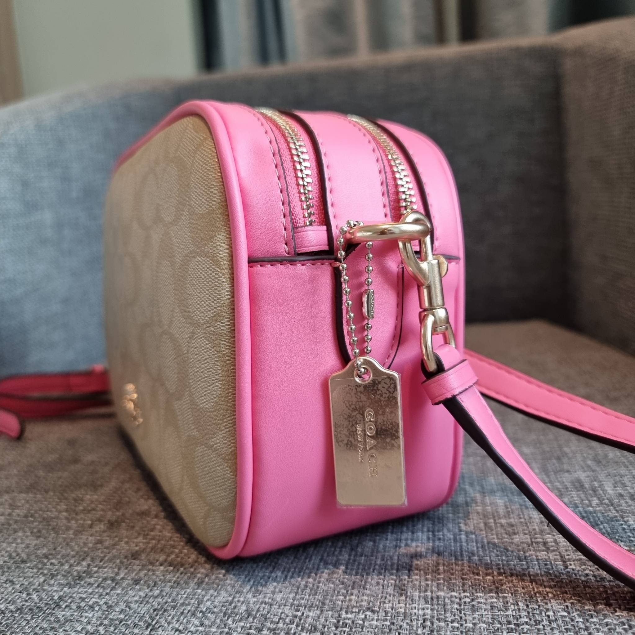 OUTLET 】COACH F68168 JES CROSSBODY IN SIGNATURE CANVAS รุ่นยอดฮิต!! กระเป๋าสะพายข้าง รุ่น 2 ซิป ใบใหญ่จุใจ สีคลาสสิคขายดี!! วัสดุหนังแคนวาสเคลือบลาย เปิด-ปิดด้วยซิป 2 ช่องหลัก ใช้งานง่าย ทรงสวยมากๆรุ่นนี้ มาพร้อมสายสะพาย crossbody ปรับได้ตามตัว ภายในใส่ขอ