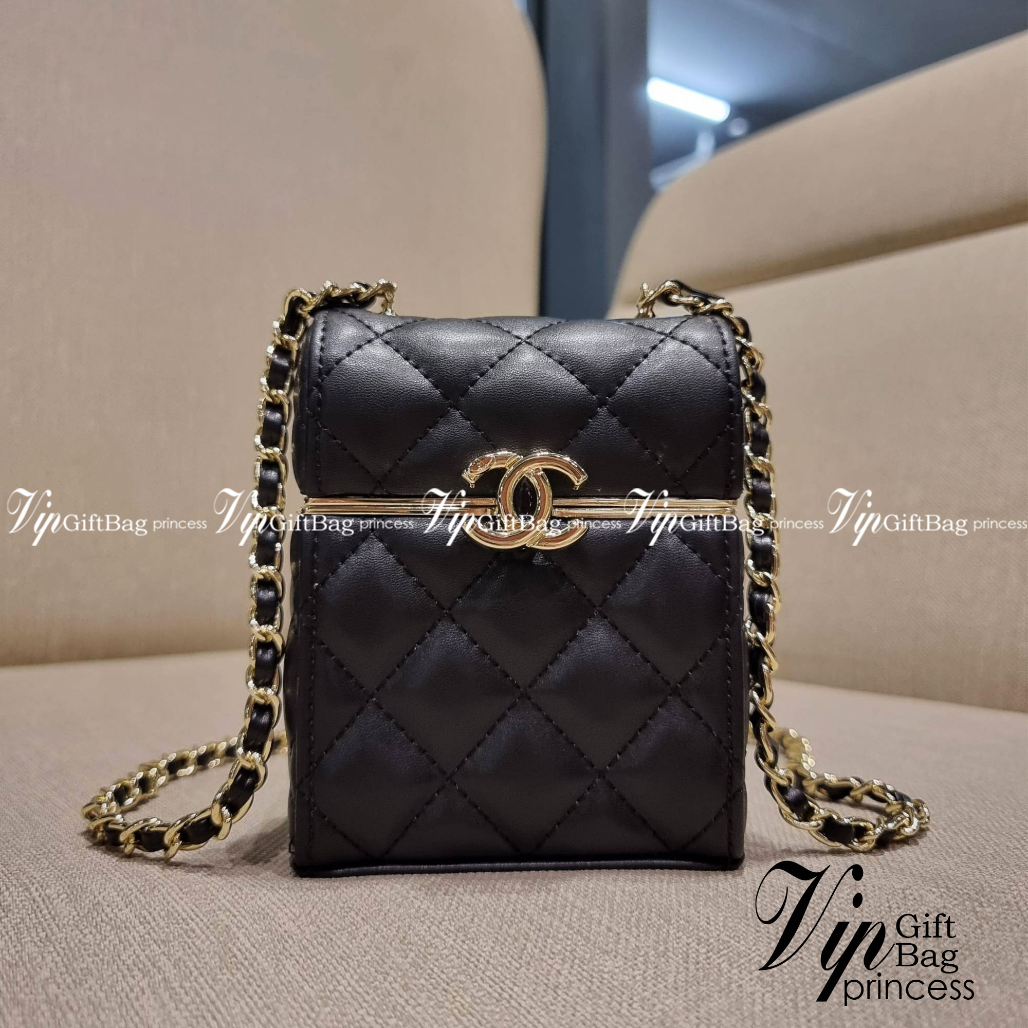 VIP 🥂 Chanel Clutch with Chain / Chanel small box with chain กระเป๋าสะพายเอนกประสงค์ รูปทรงกล่อง ไซส์มินิน่ารัก ใบจริงเห็นแล้วใจบาง หลงรักที่สุด วัสดุหนังสังเคราะห์เดินลายเส้นสวยคม อะไหล่โลโก้สีทองโดดเด่น มาพร้อมสายสะพายในตัว เปิด-ปิดด้วยการกดที่โ
