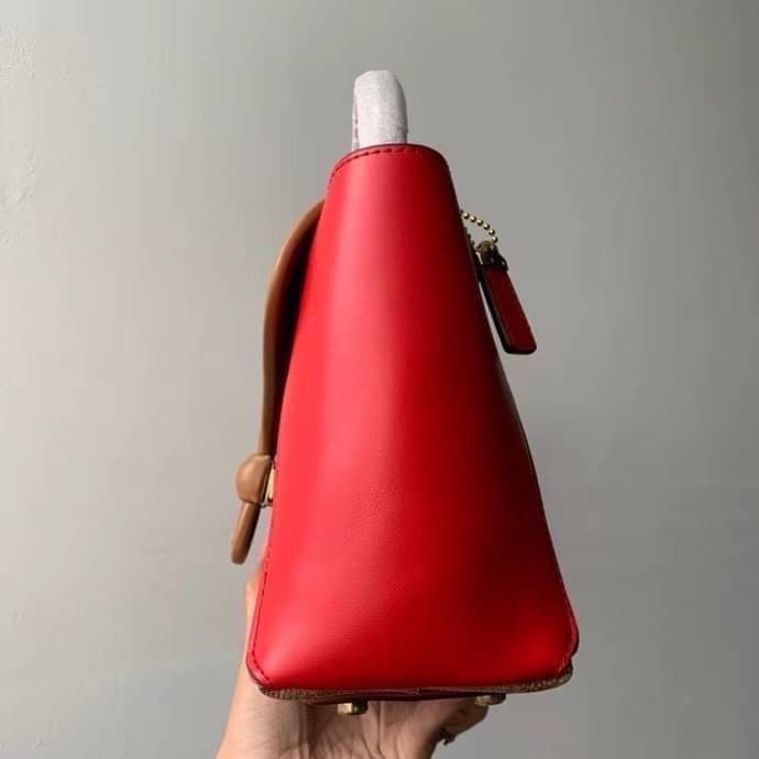 COACH COURIER CARRYALL 23 IN COLORBLOCK SIGNATURE CANVAS พร้อมส่ง 7 แบบ พร้อมส่ง ลุคดูไฮสุดๆค่ะ! กระเป๋าสะพายหนังหรูหราและคลาสสิค หนังแท้ชั้นดีที่สุด น้ำหนักเบา หนังสวยมากก สัมผัสแล้วหลงรักแน่นอนจ้าา😘