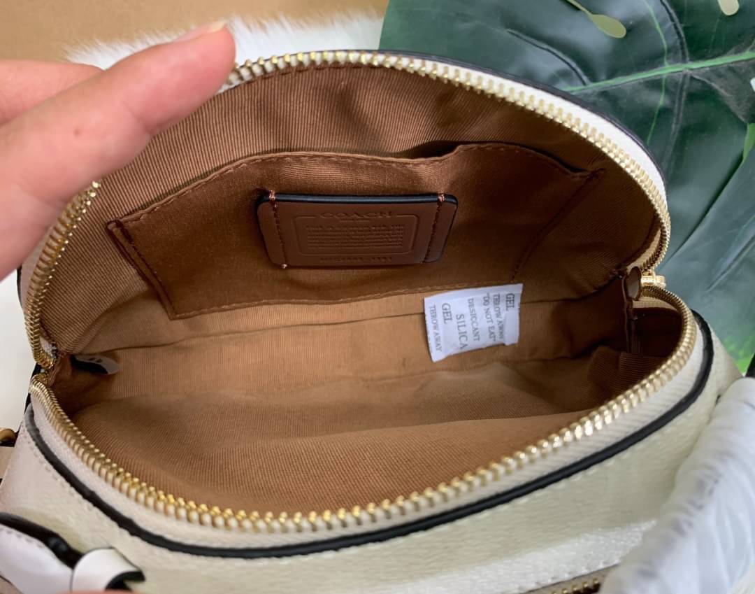 COACH SERENA SATCHEL CROSSBODY BAG กระเป๋าทรงโดมเล็ก น่ารัก แต่ใส่ของได้จุเลยทีเดียว!! มี2ช่องซิปหลัก ช่องค่อนข้างกว้าง สามารถใส่กระเป๋าเงินใบกลางได้;ของจำเป็นอื่นๆได้ครบเลยค่ะ มีช่องเล็กให้ใส่ของจุกจิก ด้านหลังมีช่องเล็กให้อีกช่องค่ะ พร้อมสายยาวถอดออกได้