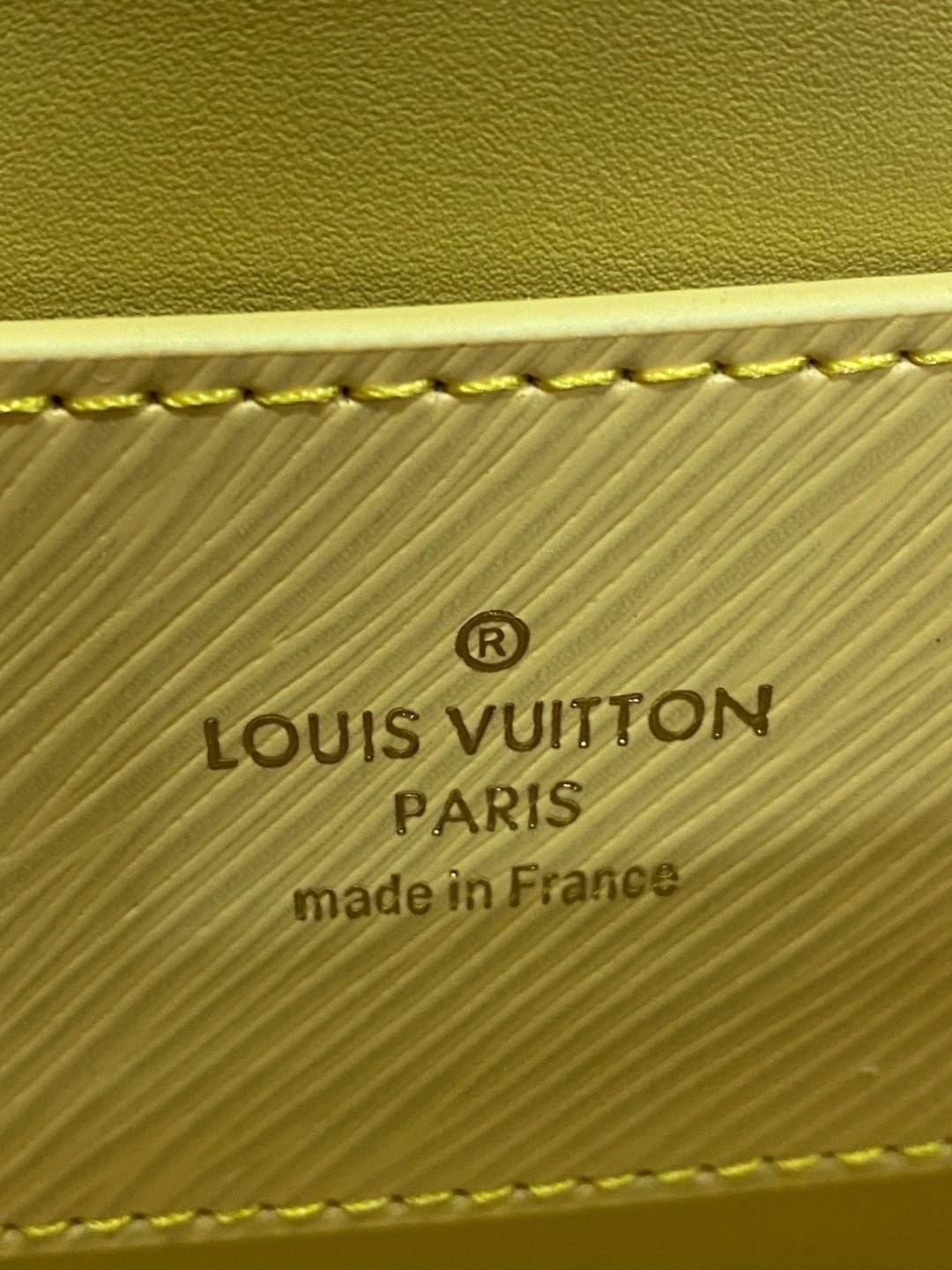 ORI หนังแท้ | LV Twist West Bag elongated shape in grained Epi leather กระเป๋าสะพาย/กระเป๋าถือ พร้อมสายโซ่ หนังลายเกรน Epi รูปทรงยาวและสง่างาม นำเสนอมุมมองใหม่สุดเท่ให้กับไอคอนของแบรนด์ ในหลากหลายเฉดสีทันสมัย