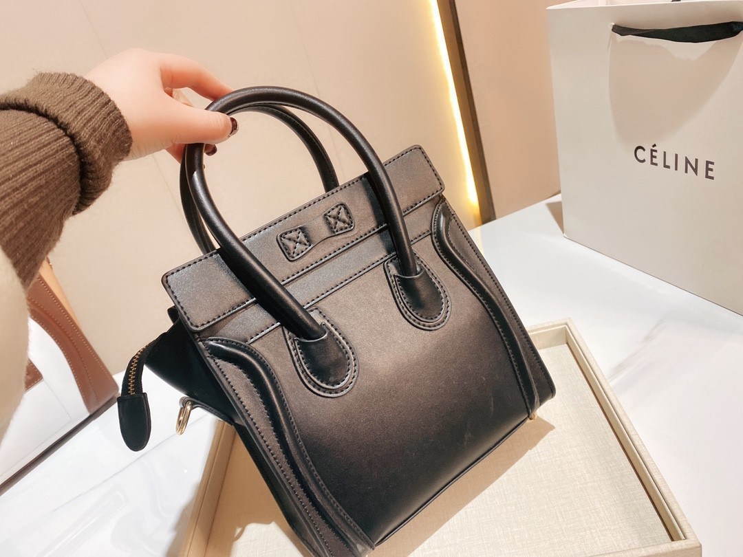 พร้อมส่งรุ่นยอดฮิต!! CELINE HANDLE BAG VIP GIFT WITH PURCHASE (GWP) พรีเมี่ยมกิ๊ฟรุ่นใหม่ Limited Edition จาก CELINE HAUTE PARFUME DUTYFREE COUNTER หนังวัวแท้ ขนาดกำลังดี เปิดปิดด้วยซิปอะไหล่ทองมีที่จับหนัง ด้านในกว้าง ใส่มือถือ กระเป๋าสตางค์ยาวได้สบาย มา