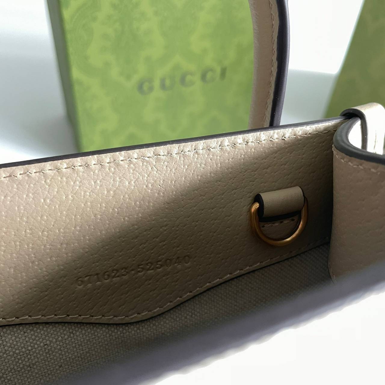 หนังแท้ GUCCI Mini tote bag with Interlocking G พร้อมส่งที่ไทย Beige and white GG Supreme canvas เกรดออริจินอล ภาพสินค้าถ่ายจากงานขายจริง ใช้งานต่างประเทศได้ The mini tote bag is complete with an oatmeal leather trim and an Interlocking G tag.