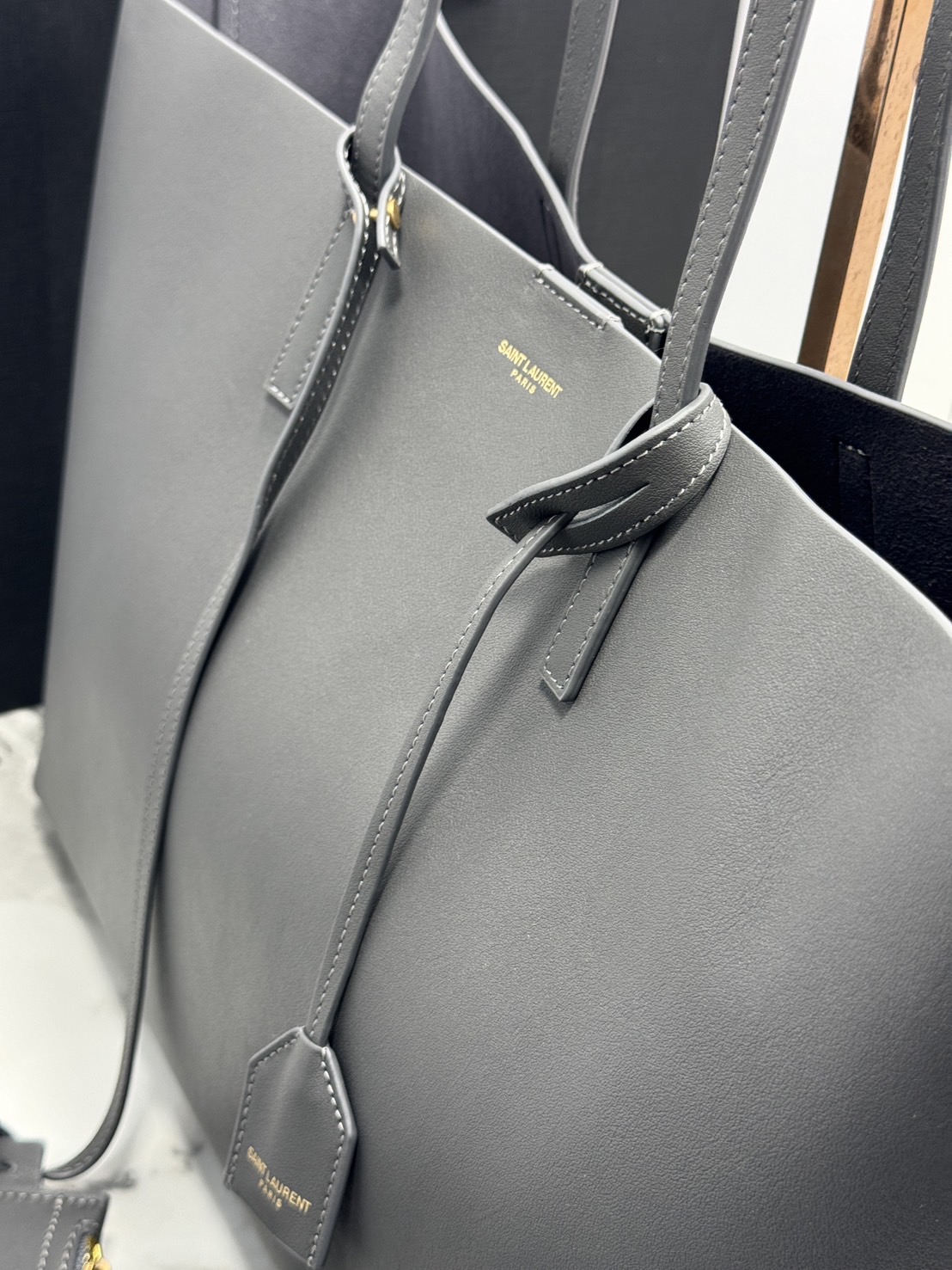 YSL Shopping Large Tote Bag กระเป๋าทรงโท้ทใบใหญ่หนังแท้ ภายในโล่งกว้าง จุของได้เยอะ เรียบหรูทรงสวย ดีไซน์ออกมาให้ใช้งานได้ทุกลุค ทุกโอกาส สวยคมชัดทุกสี