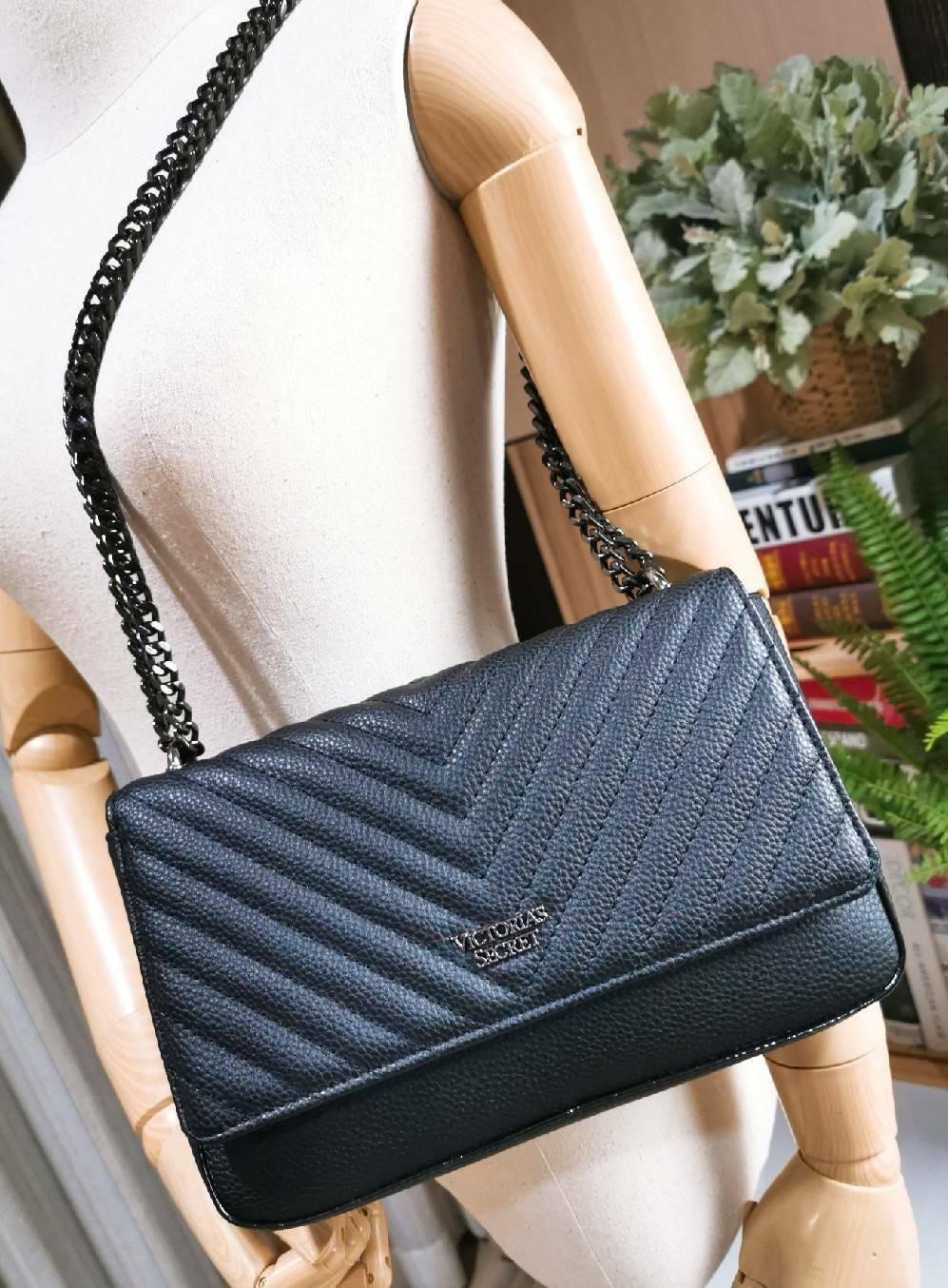 VICTORIA'S SECRET Quilted Chain Crossbody Sling Bag กระเป๋าสะพายรุ่นใหม่ล่าสุดจาก Victoria's Secret วัสดุหนังแกะสังเคราะห์ชึ้นลายริ้วหนังสวยอยู่ทรงไม่ย้วยดีไซน์สุดหรูคุณหนูไฮโซ เปิดปิดด้วยฝาปิดกระดุมแม่เหล็ก ภายในมีโลโก้และช่องใส่ของ ใส่กระเป๋าส