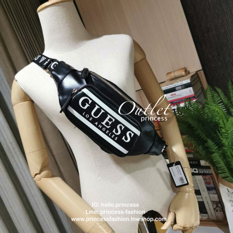 GUESS FACTORY MARISOLL GYM LOGO FANNY PACK กระเป๋าสะพาย/คาดเอว/คาดอกรุ่นใหม่ดีไซน์ยอดนิยมจาก GUESS FACTORY วัสดุหนังเเกะสังเคราะห์แบบนิ่มเปิดปิดด้วยซิป ด้านหน้ามี Pocket 1ช่องซิป ภายในมีโลโก้และช่องซิป สะพายได้หลายแบบไม่จำเจ จะสะพายไหล่ คาดอก คาดเอวก็ดูดี