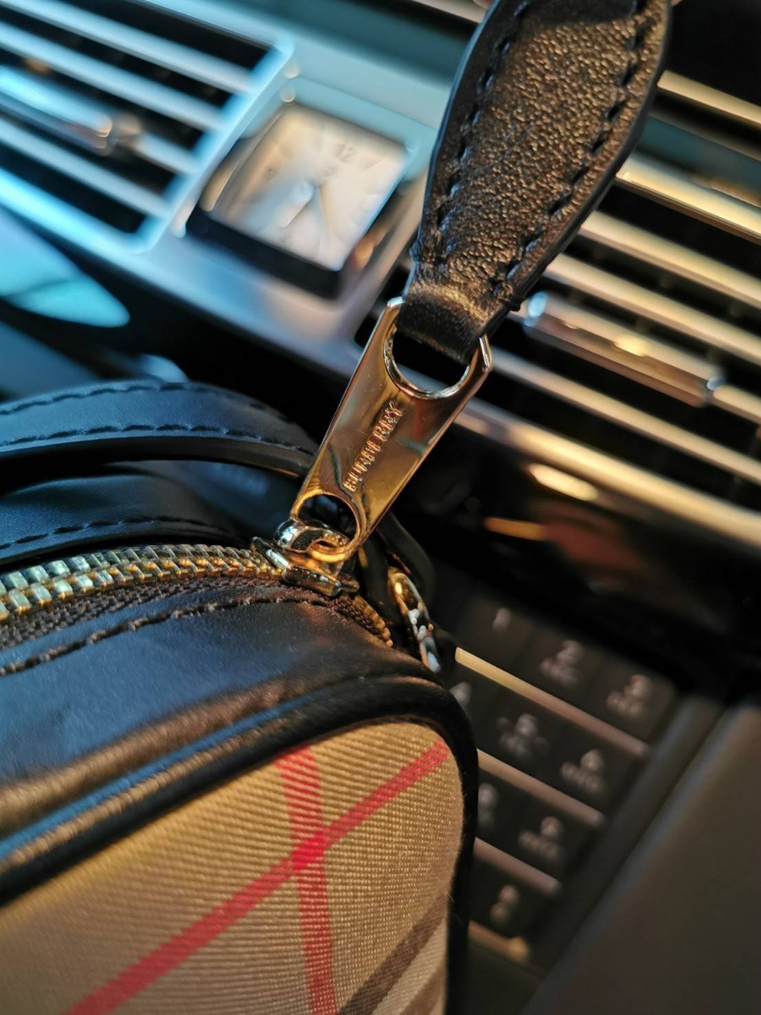 พรีเมี่ยมกิ๊ฟแท้ 100% 】BURBERRY FRAGRANCES VINTAGE CROSSBODY BAG VIP GiFT WITH PURCHASE (GWP) พรีเมี่ยมกิ๊ฟ Limited Edition จากเคาน์เตอร์ BURBERRY FRAGRANCES หนังลาย Burberry Vintage Signature เรียบหรูสุดคลาสสิค