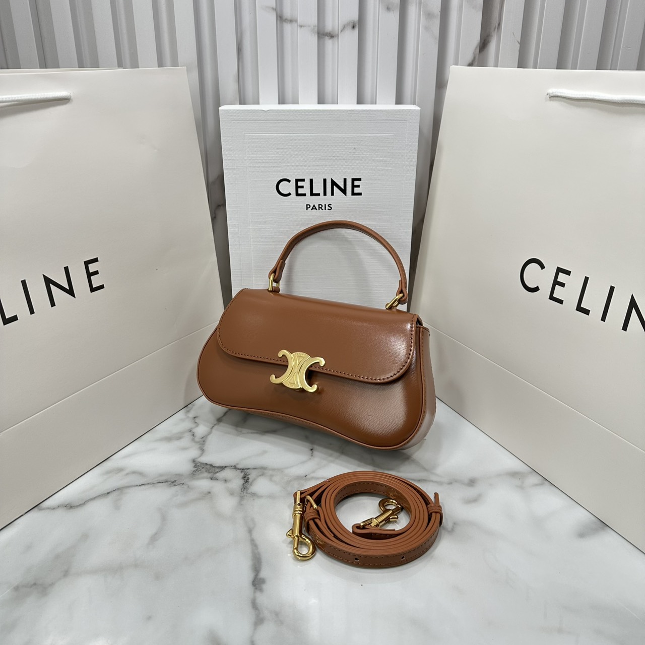 ORI หนังแท้ | CELINE TEEN CELINE LOLA IN shiny calfskin กระเป๋าสะพายทรงคลัช หนังเรียบผิวสัมผัสนุ่มลื่น คอลเลคชั่น Essentials เหนือกาลเวลาสำหรับผู้หญิงและผู้ชาย