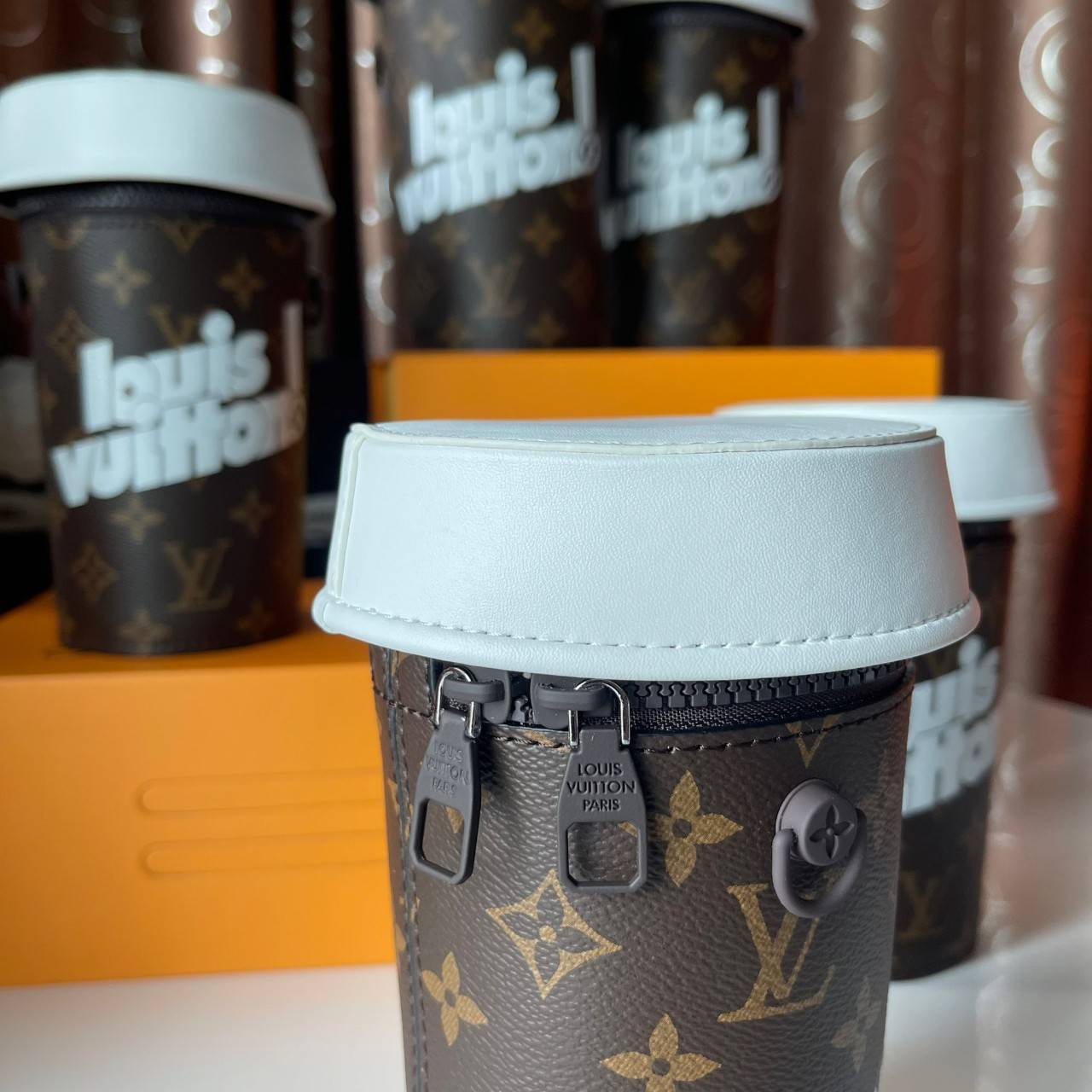 LOUIS VUITTON COFFEE CUP limited งานหนังแท้สวยมาก ใส่โทรศัพท์ได้ มีพื้นที่ว่างให้ใส่กระเป๋าตังค์ยาวได้อีกด้วย น่ารัก เก๋ๆ คูลๆ เลยค่าา