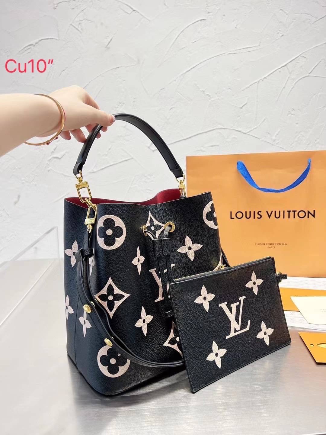 LV Neonoe MM Monogram Flowers / LV Bucket Bag กระเป๋าสะพายทรงบัคเก็ตใบใหญ่ โดดเด่นด้วยการตกแต่งลายพิมพ์ รูดเปิด-ปิดปากกระเป๋าด้วยเส้นหนัง สายสะพายมีให้ถึง 2 แบบ สายคล้องแขน และสายยาวที่สามารถปรับสะพายไหล่หรือสะพายข้างก็ได้ ภายในแบ่งสัดส่วนไว้สวย จุของได้ค