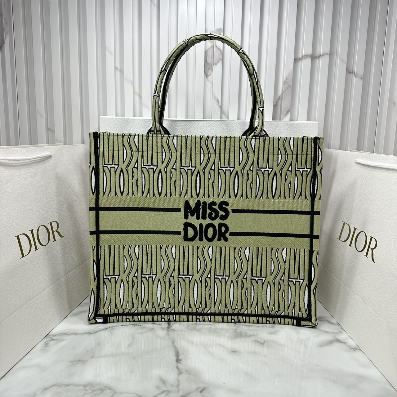 ORI หนังแท้ | Dior Miss Dior Allover Book Tote Handbag 16" กระเป๋าทรงโท้ทคอลใหม่ ดีไซน์ลวดลายกราฟฟิกสวยงามและหรูหราโดดเด่นไม่เหมือนใคร
