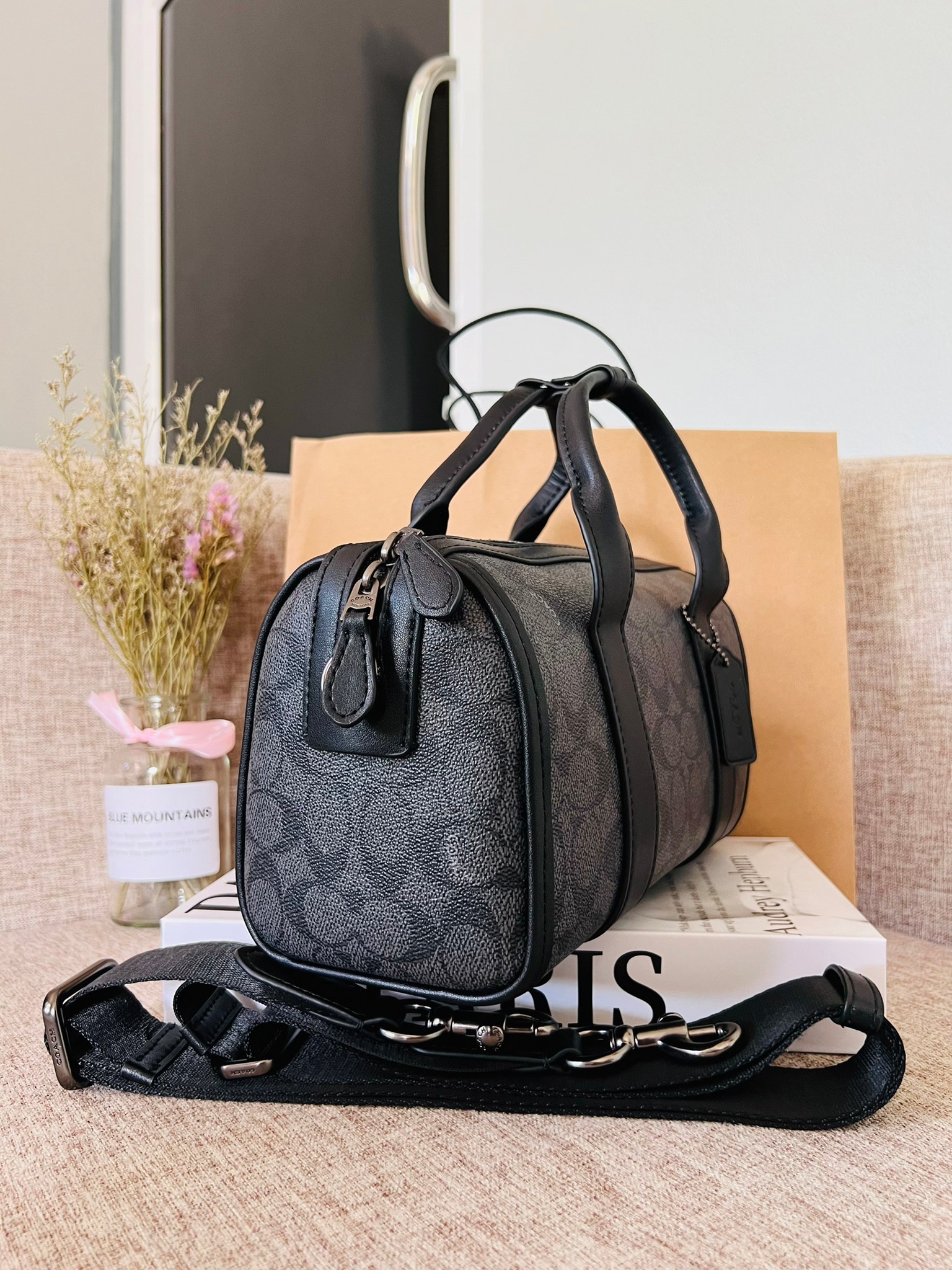 COACH GOTHAM DUFFLE 24 IN SIGNATURE CANVAS CA186 กระเป๋าทรงหมอนรุ่นใหม่สุด 2022 รุ่นนี้สามารถใช้ได้ทั้งชายหญิง หนังแท้อย่างดี นิ่มทรงสวย มากๆค่ะ เปิด-ปิดกระเป๋าแบบซิปคู่ด้านบนมีกระดุมรวบหูหิ้วให้ด้วยนะคะ ภายในกระเป๋าสามารถใส่สัมภาระที่จำเป็นในชีวิตประจำวั