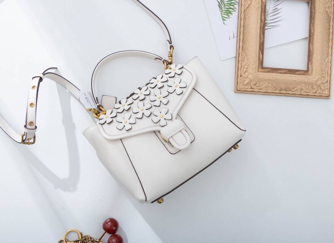 Coach Courier Carryall 23 With Floral Applique สินค้าใหม่ทรงน่ารัก ใช้แล้วดูแพงมากกก มีช่องใส่ขนาดกว้าง ใส่ของได้จำนวนมาก แถมยังสามารถถือเก๋ๆ แบบคุณนาย พร้อมทั้งสะพายเป็น crossbody ก็ได้ โดดเด่นด้วยสีส้น ดูเก๋ไม่เหมือนใครจิงๆ เปิดปิดด้วยกระดุมหมุน ใช้แล้ว