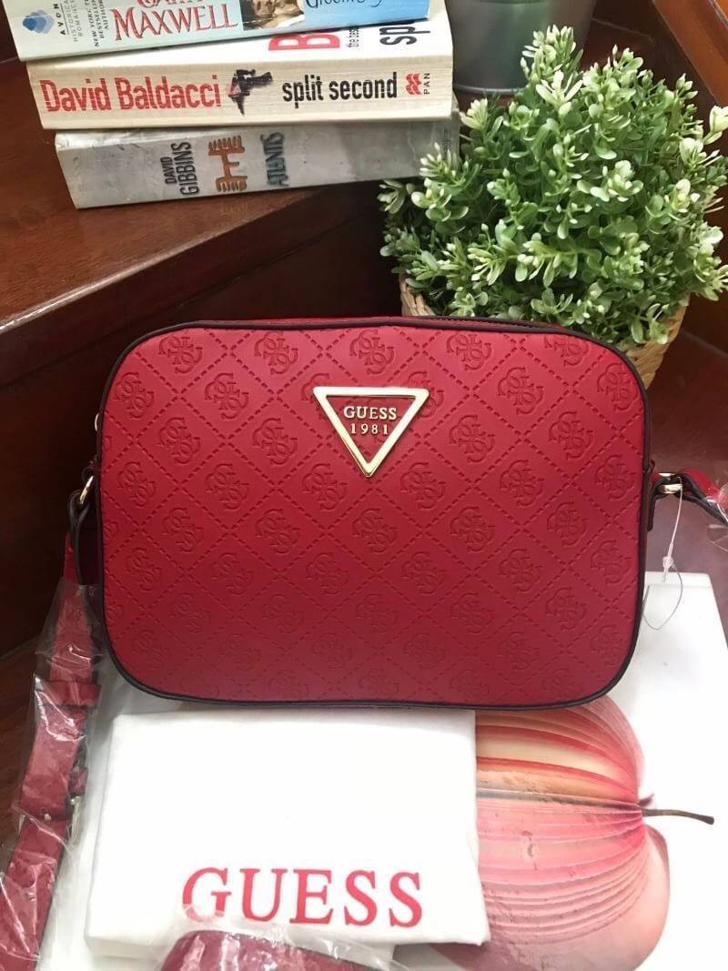 New Arrival!! Guess Women's Black Kamryn Top Zip Cross Body Bag กระเป๋าสะพายไหล่ ขนาดกำลังดี มีดีเทลที่มีโลโก้หนังปั้มจมรอบใบรวมถึงตัวสายและหัวซิป ตรงกลางติดสัญลักษณ์แบรนด์ เปิดใช้งานด้วยซิปเดียวด้านบน ภายในใส่กระเป๋าสตางค์ยาวได้ มีช่องเสียบการด์และช