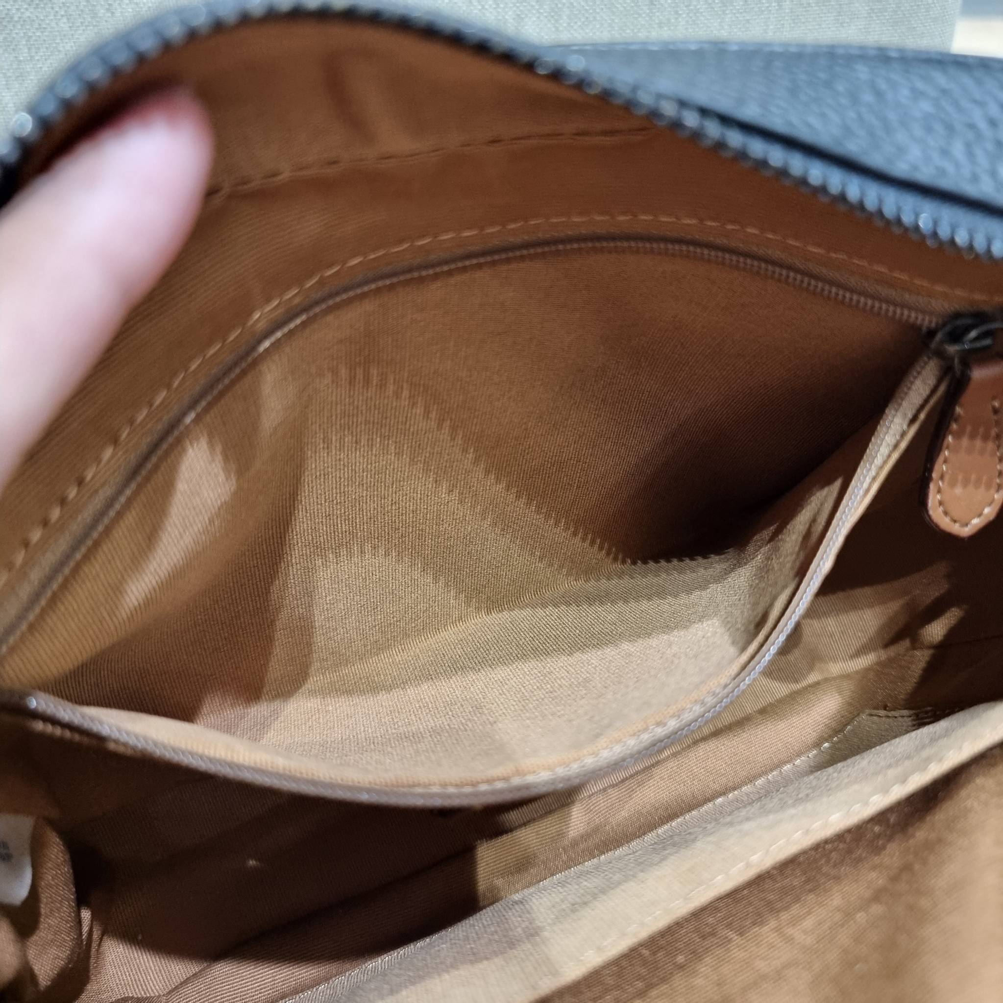 COACH C6080 HUDSON CROSSBODY IN BLOCKED SIGNATURE CANVAS ยกความคูลมาให้หนุ่มๆถึงที่!! ไอเท็มเด็ดหายาก กระเป๋าสะพายข้างดีไซน์ตัดสี เท่ไม่ซ้ำ วัสดุหนังแคนวาสสลับหนัง pepble ทนทาน ใช้งานง่าย ด้วยฝาปิดแบบกระดุมแม่เหล็กด้านหน้า และซิปที่ช่องหลัก ใช้ของได้เลยแบ