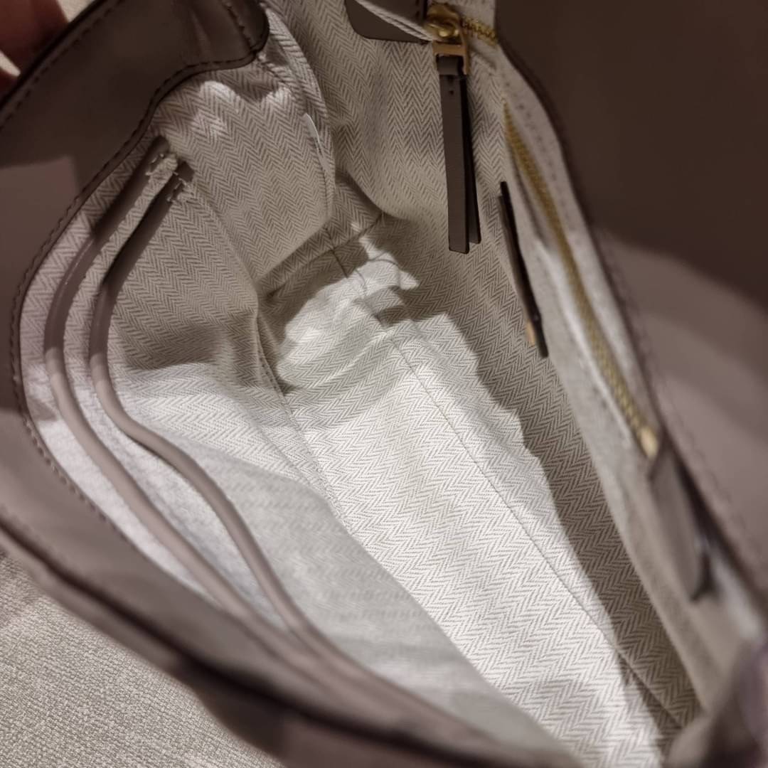 TORY BURCH KIRA CHEVRON CONVERTIBLE SHOULDER BAG (SMALL / MEDIUM) กระเป๋าสะพายรุ่นยอดฮิต ไซส์คลาสสิค ที่ใช้ยังไงก็ดูหรู ดีไซน์เฉพาะตัว วัสดุหนังแกะ สัมผัสนิ่ม เปิด-ปิดด้วยกระดุมแม่เหล็ก ภายในเป็นช่องโล่ง ใส่กระเป๋าสตางค์ มือถือ เครื่องสำอางค์ พาวเวอร์แบงค